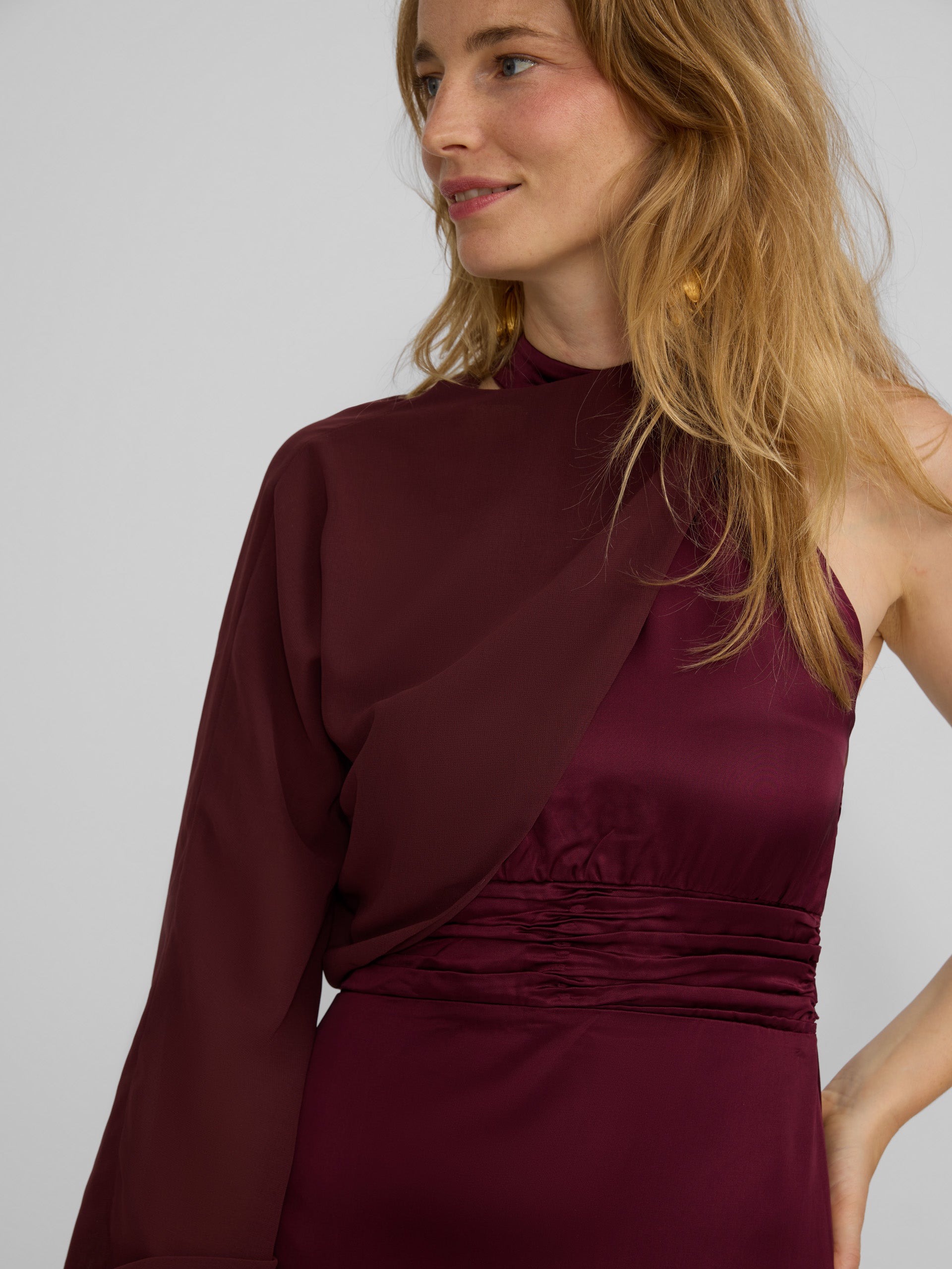 Vestido largo capa satinado burdeos