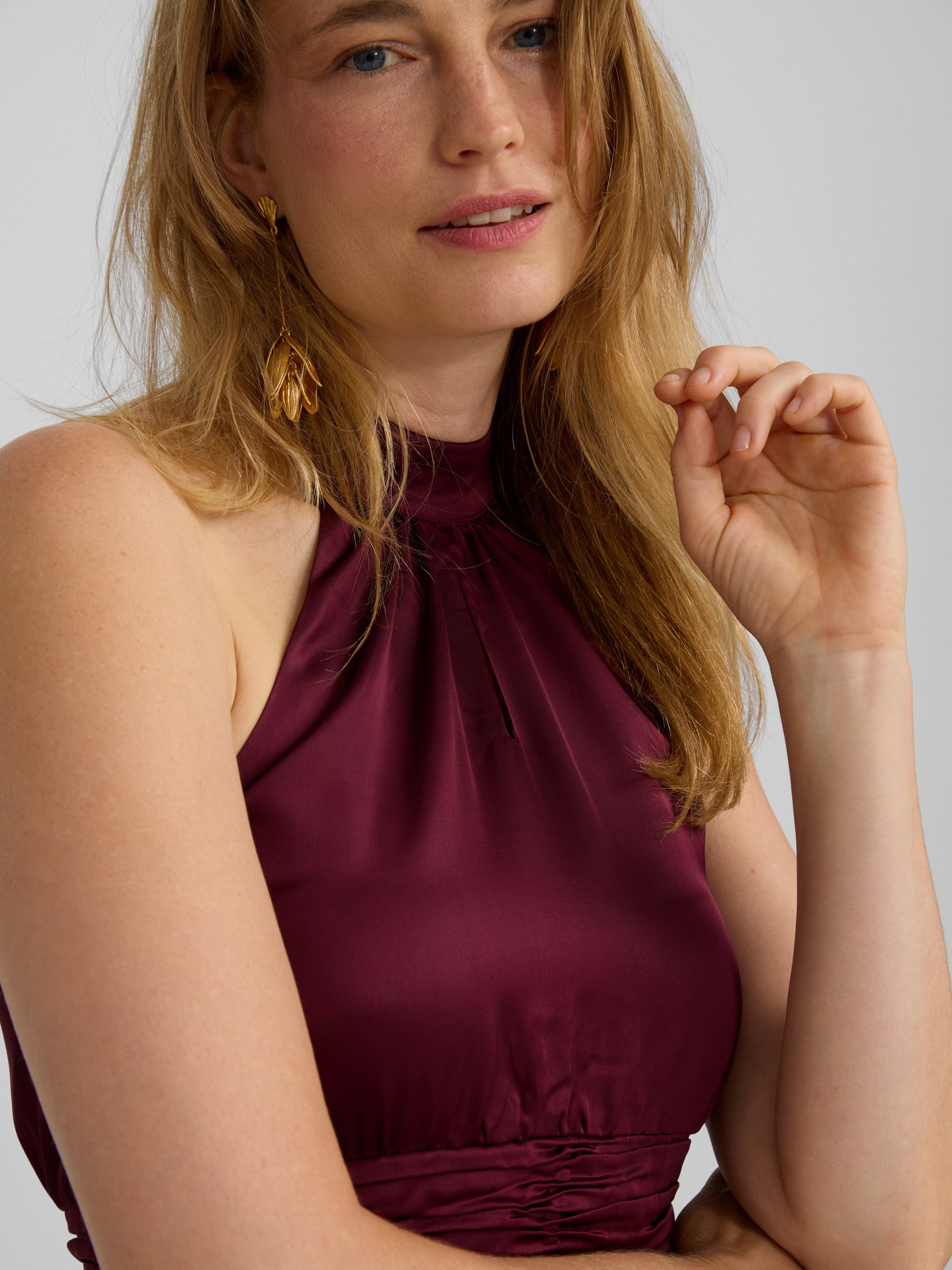 Vestido largo capa satinado burdeos