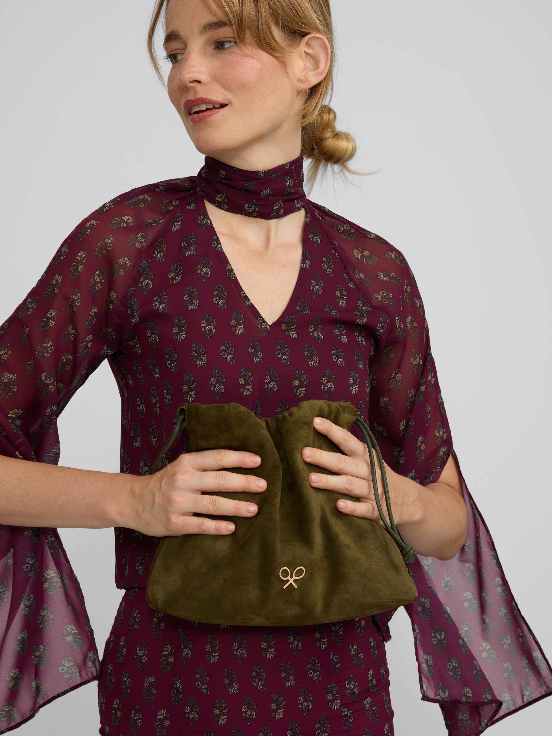 Blusa cuello estampado motivos burdeos