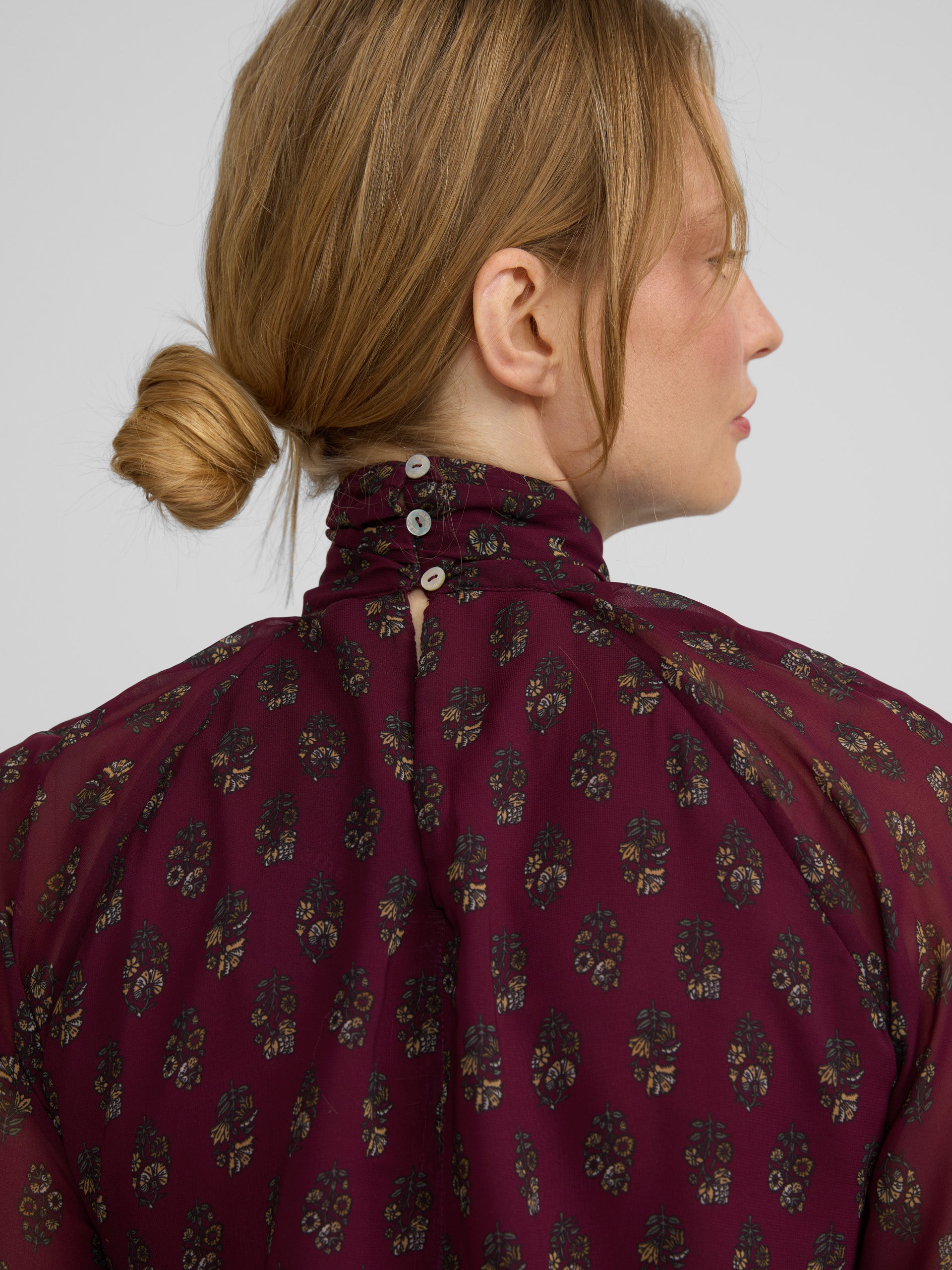 Blusa cuello estampado motivos burdeos