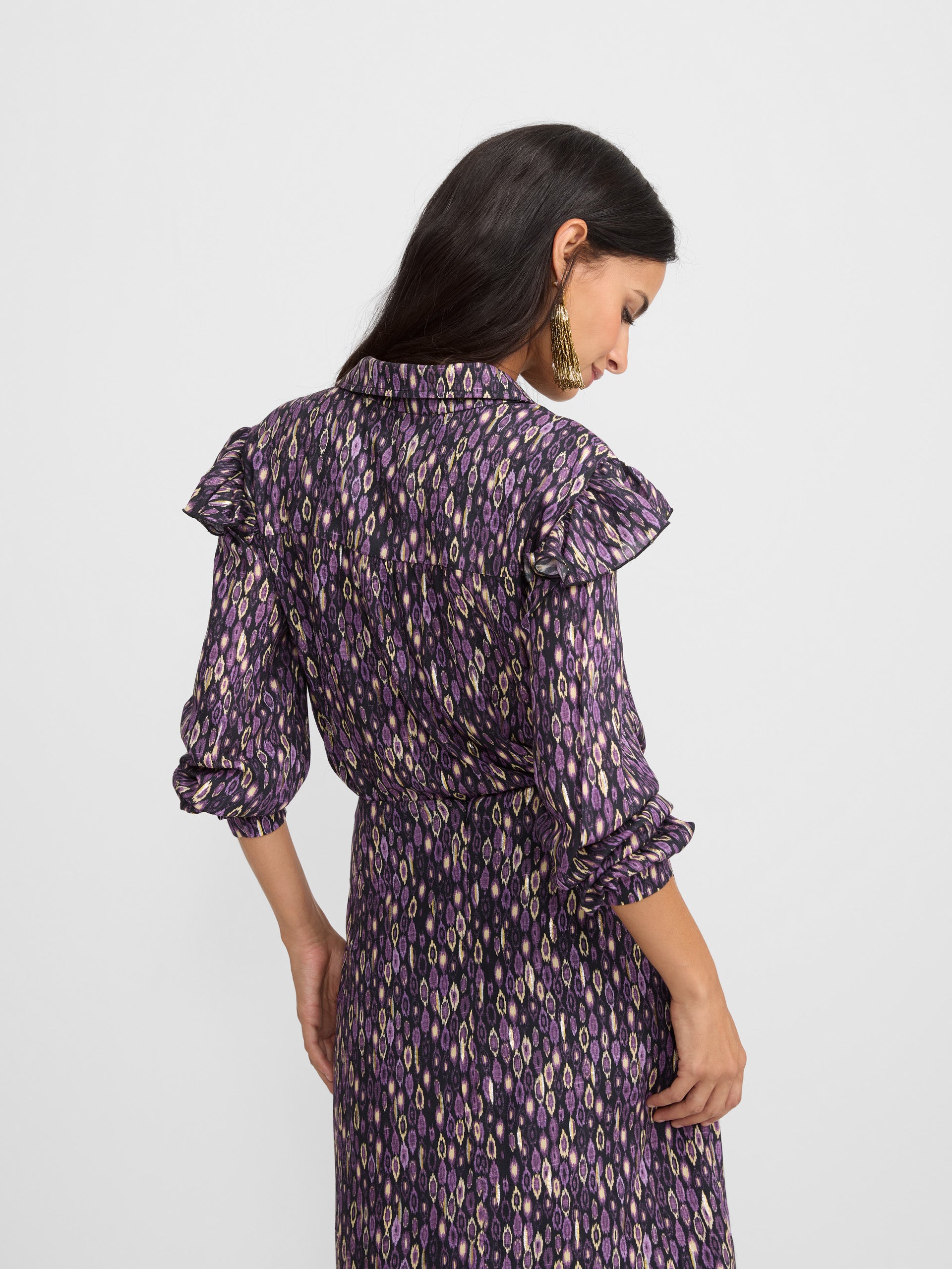 Camisa volantes hombro estampado ikat morados