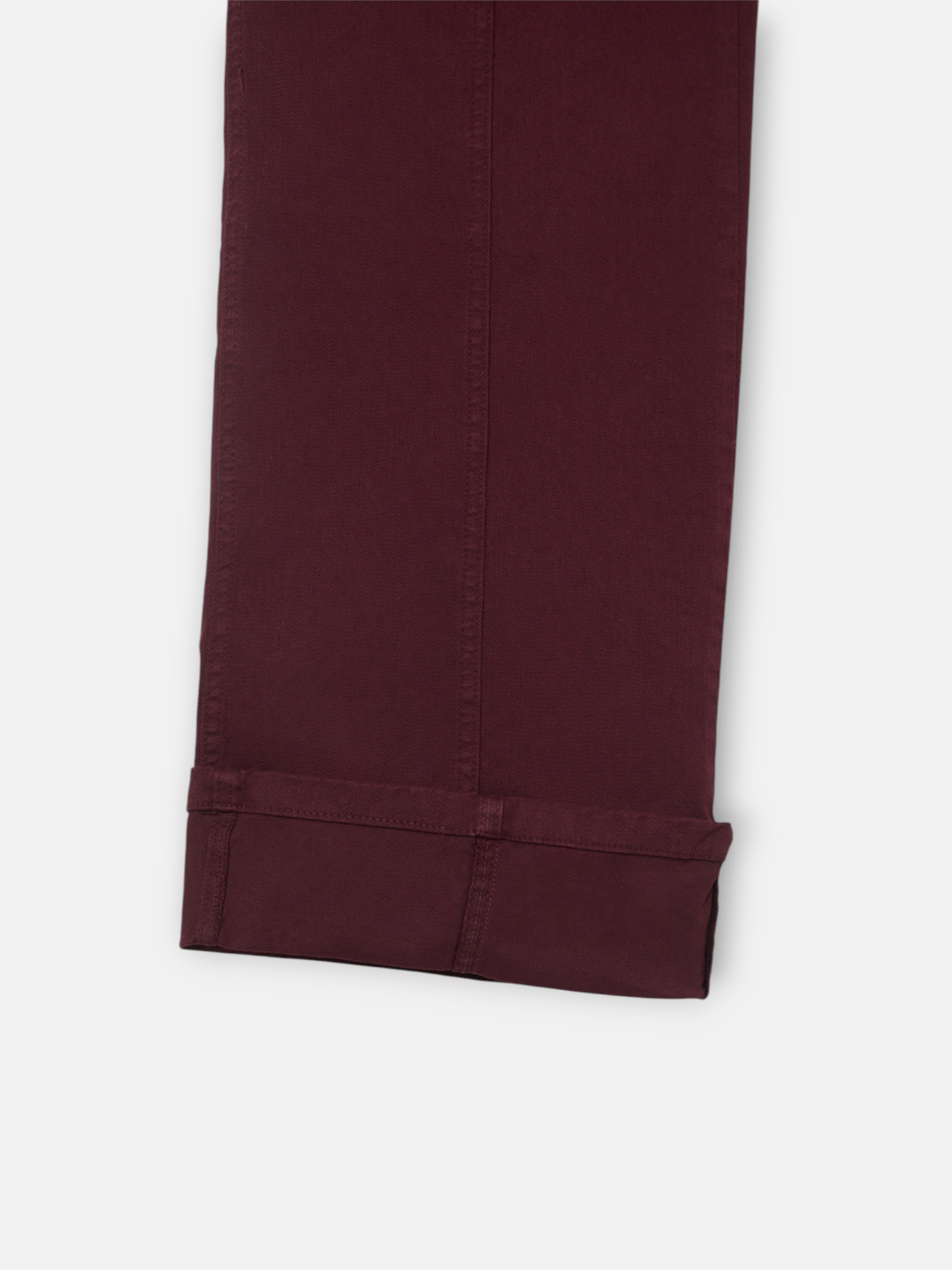 Pantalon en jean à revers bordeaux