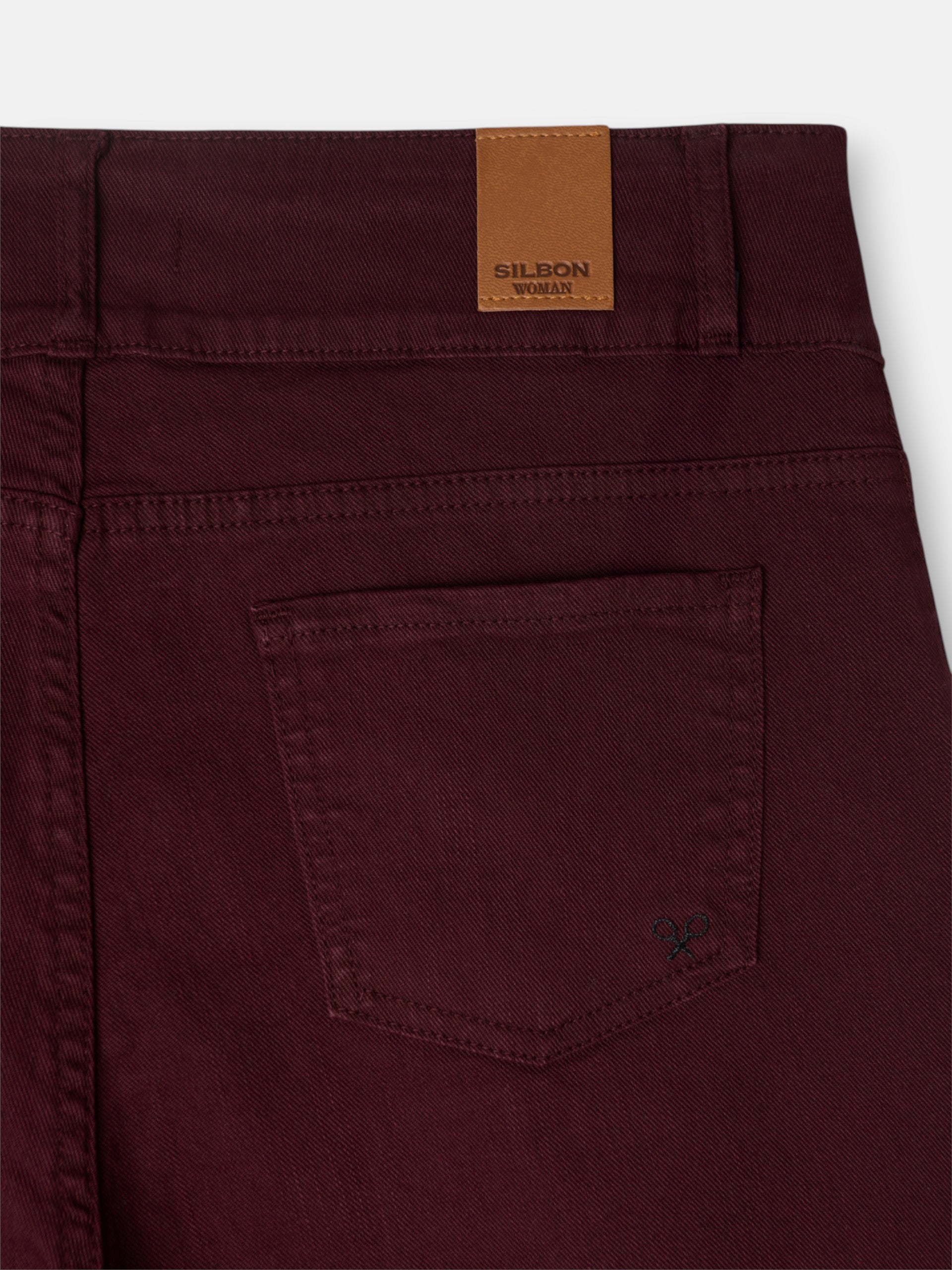 Pantalon en jean à revers bordeaux