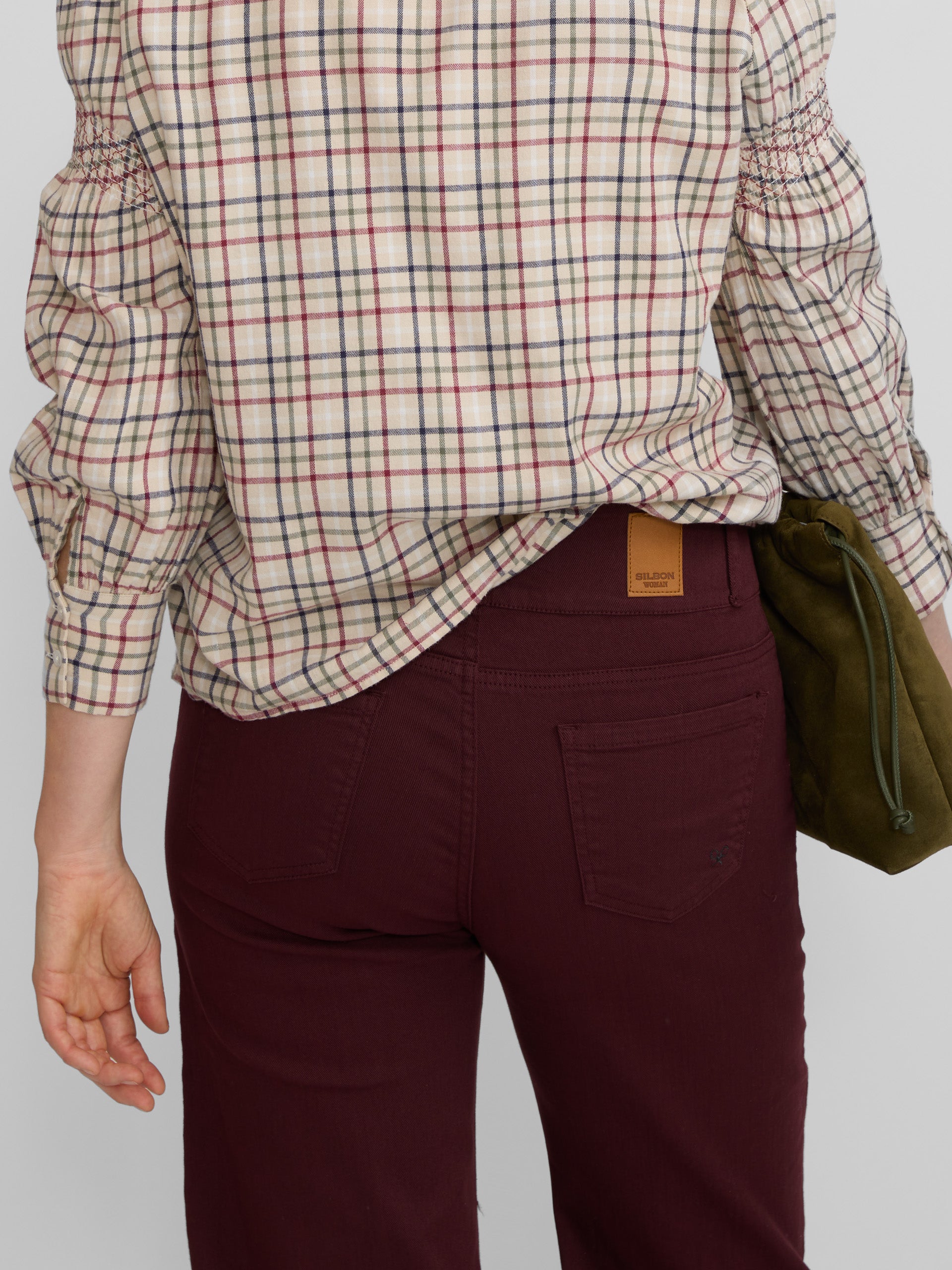 Pantalon en jean à revers bordeaux