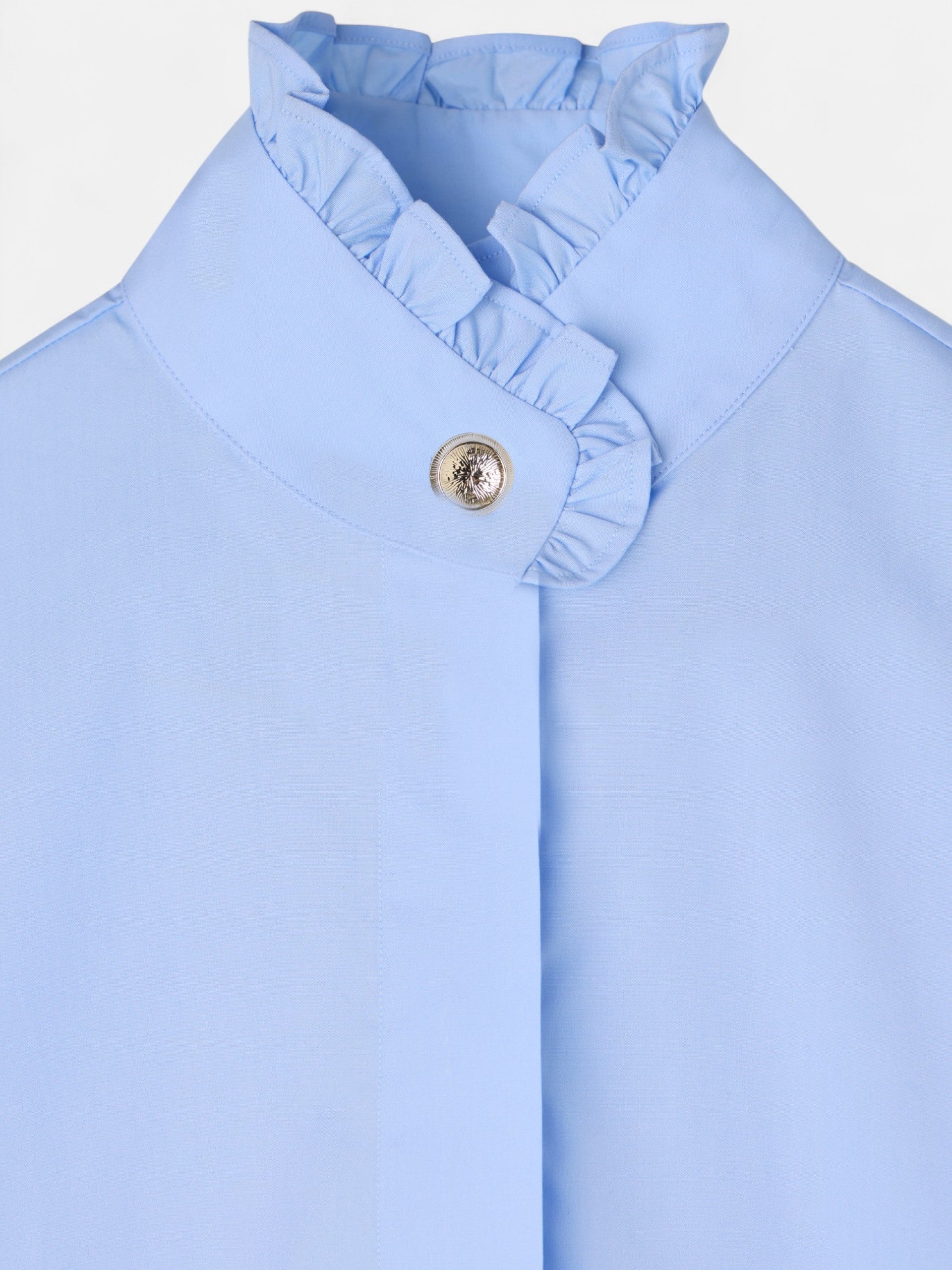 Chemise bleu clair avec détails de poignets