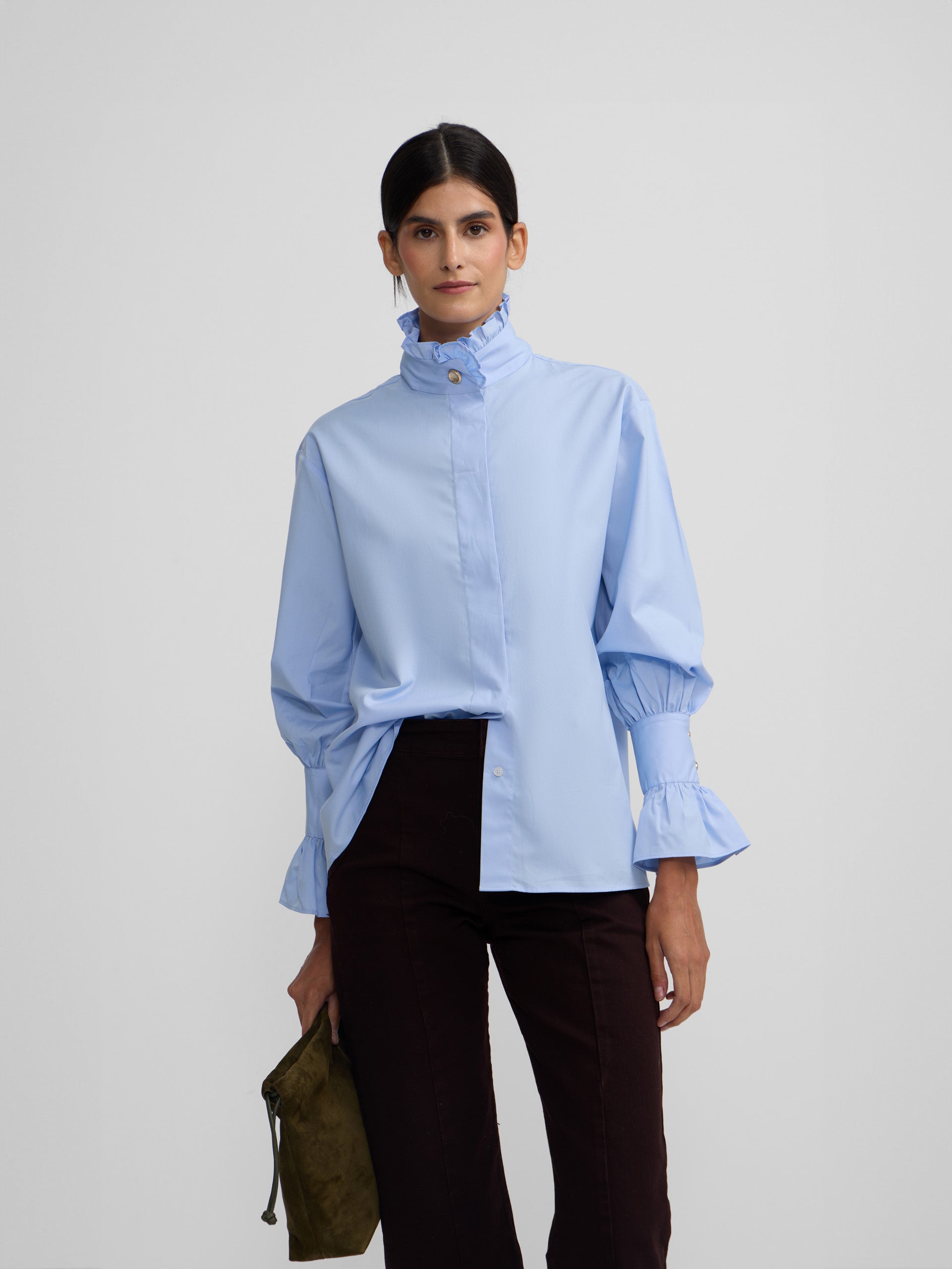 Chemise bleu clair avec détails de poignets