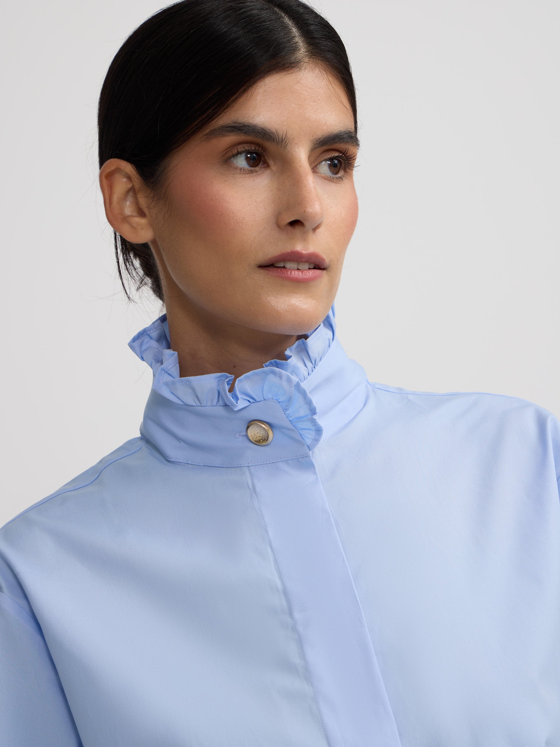 Chemise bleu clair avec détails de poignets