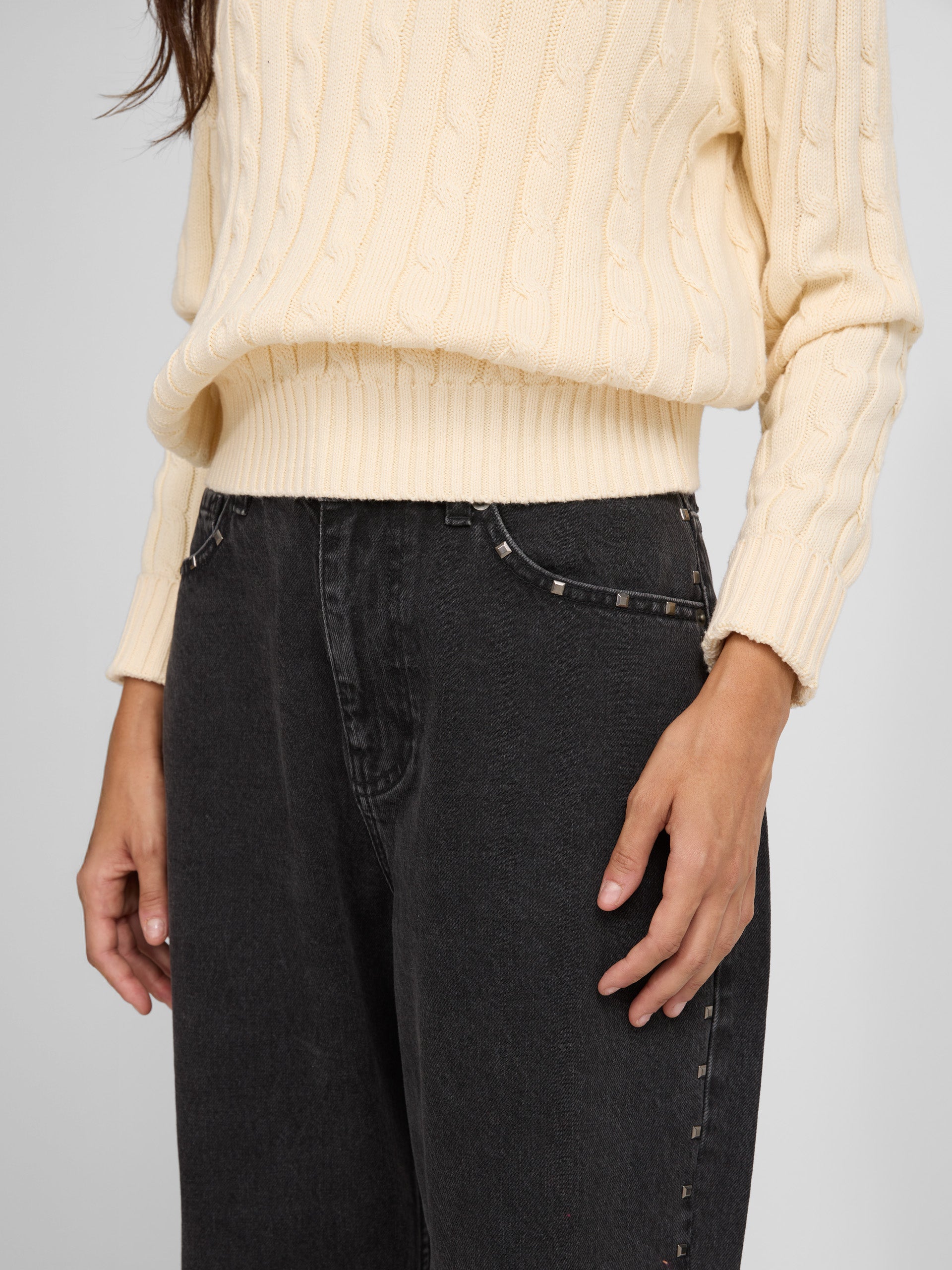 Pantalon denim tachas gris