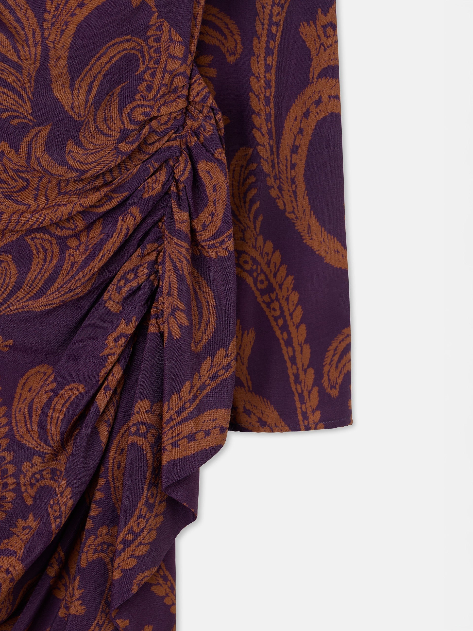 Vestido mini drapeado estampado morado y camel