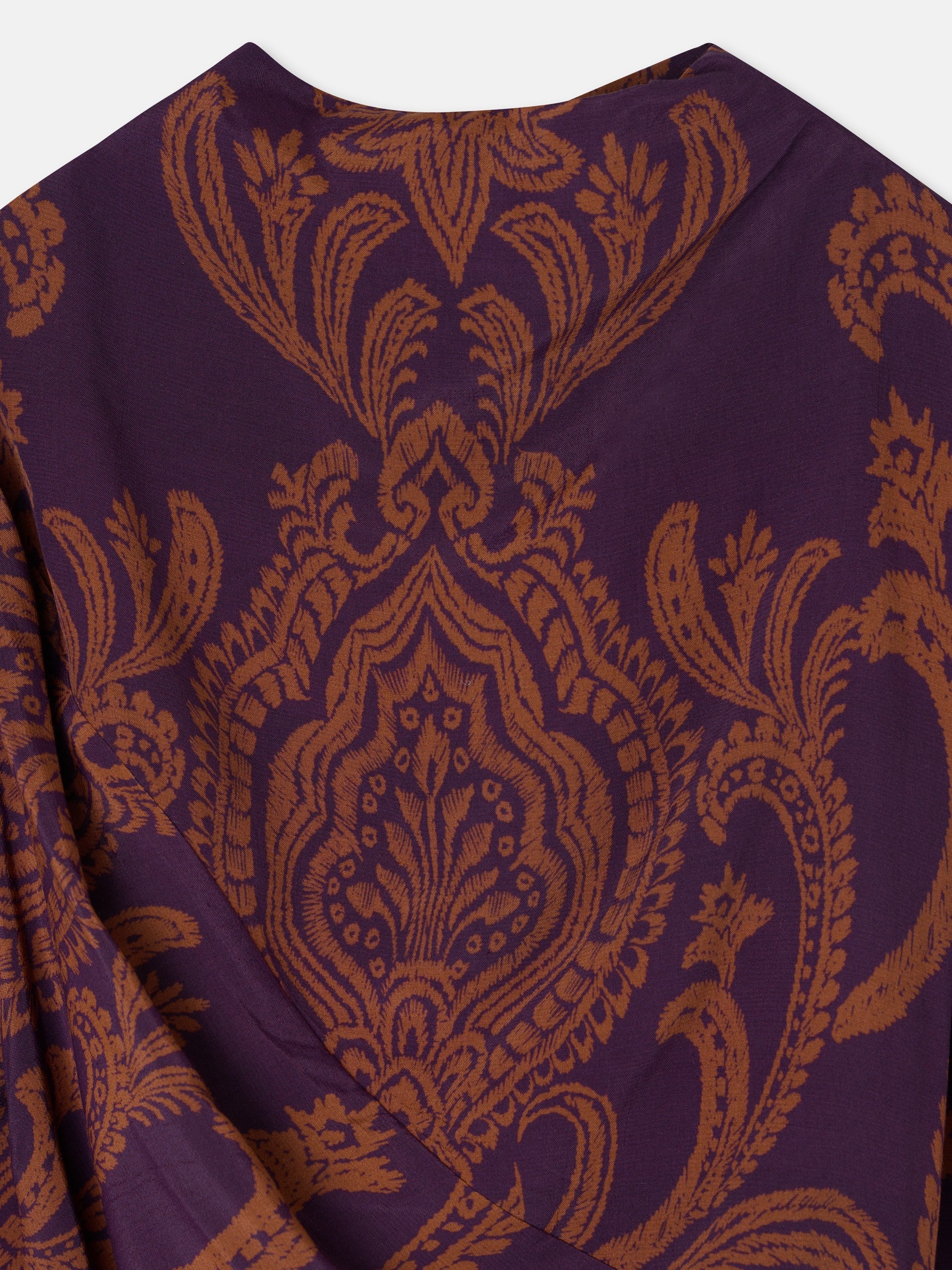 Vestido mini drapeado estampado morado y camel