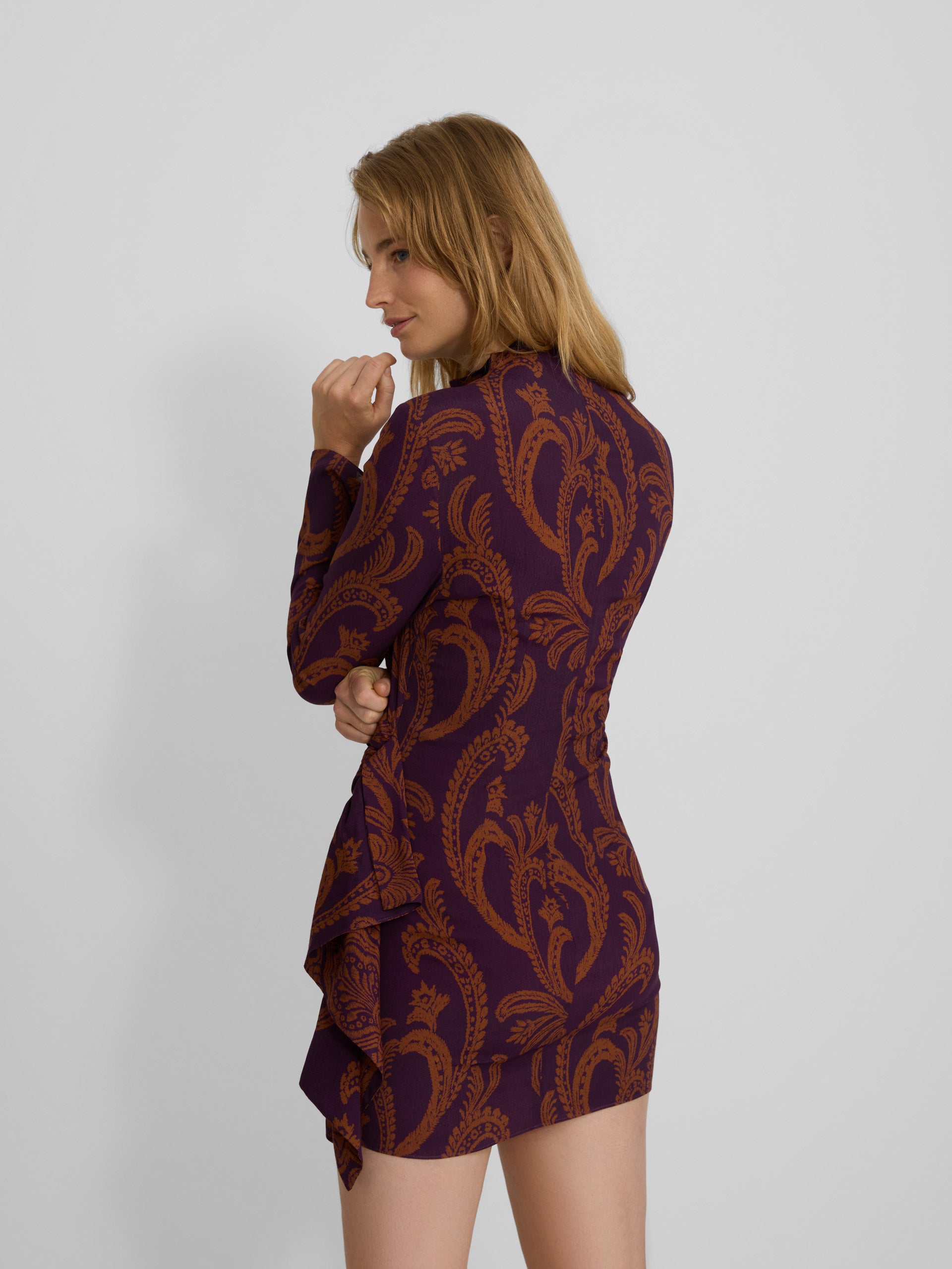 Vestido mini drapeado estampado morado y camel