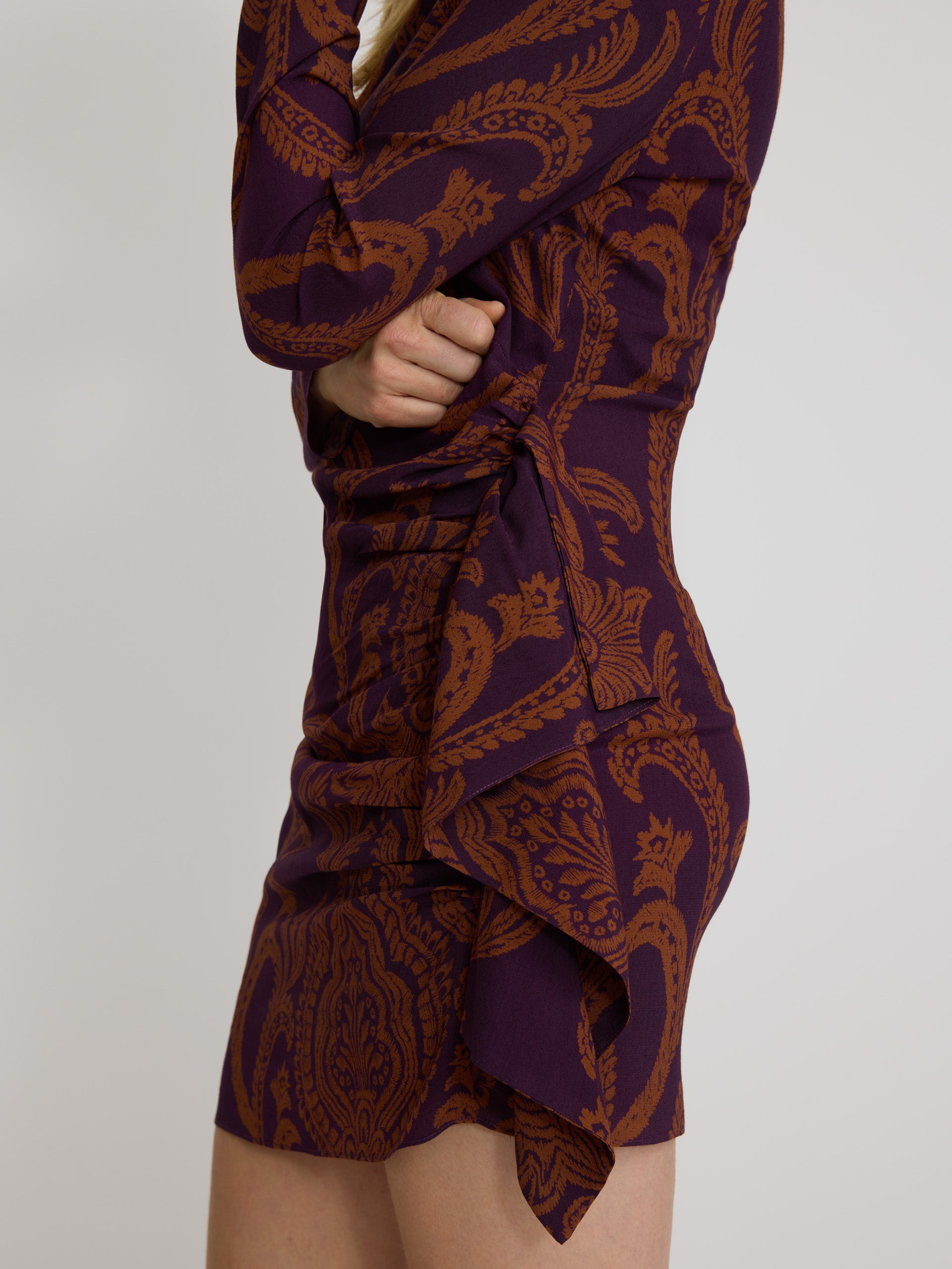 Vestido mini drapeado estampado morado y camel