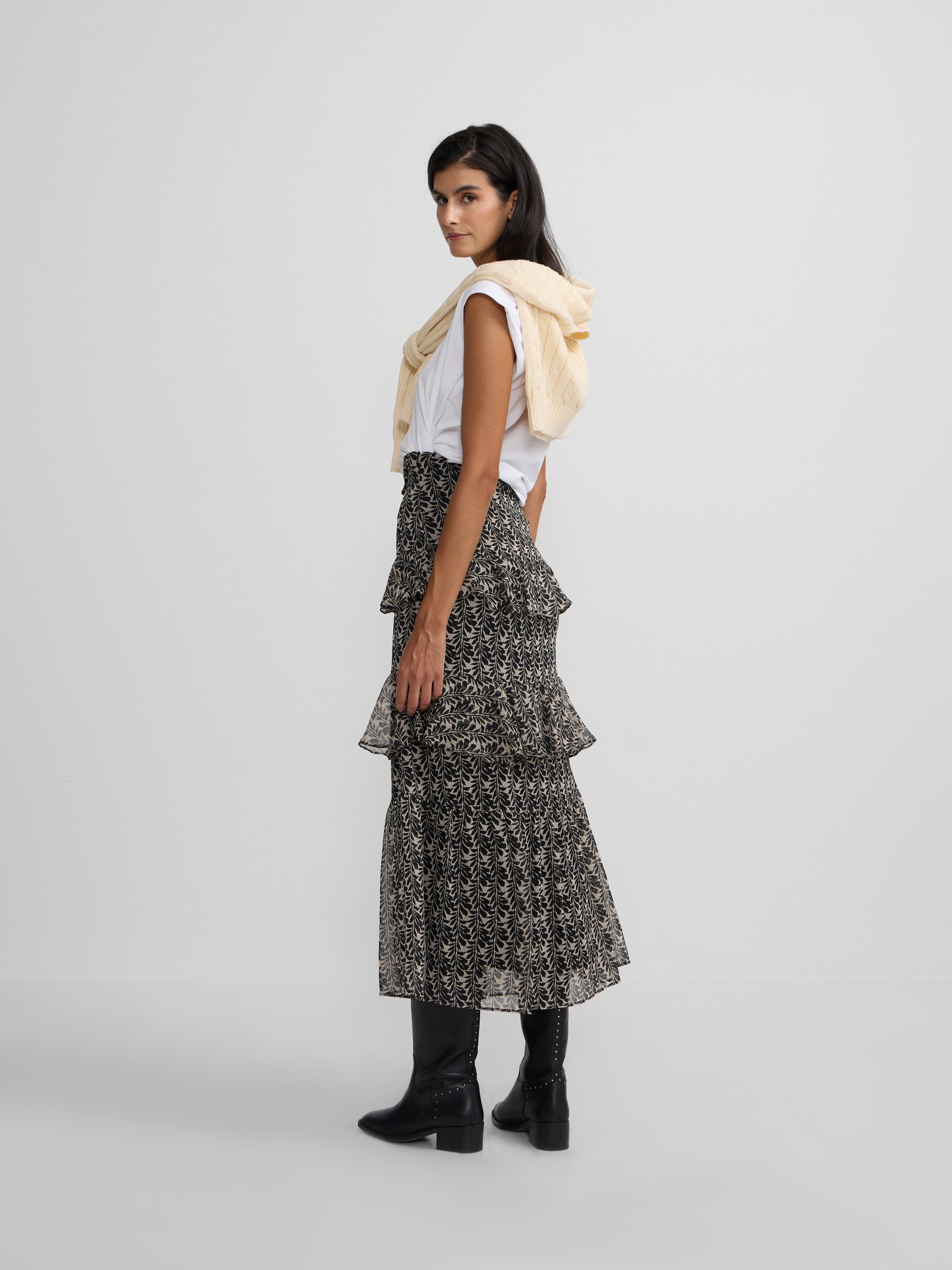 Saia comprida com folhos estampada preta