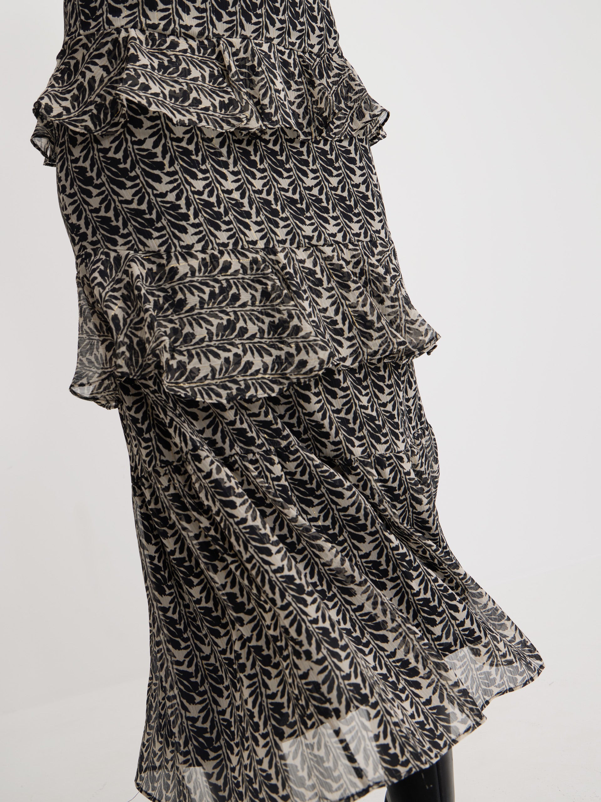 Saia comprida com folhos estampada preta