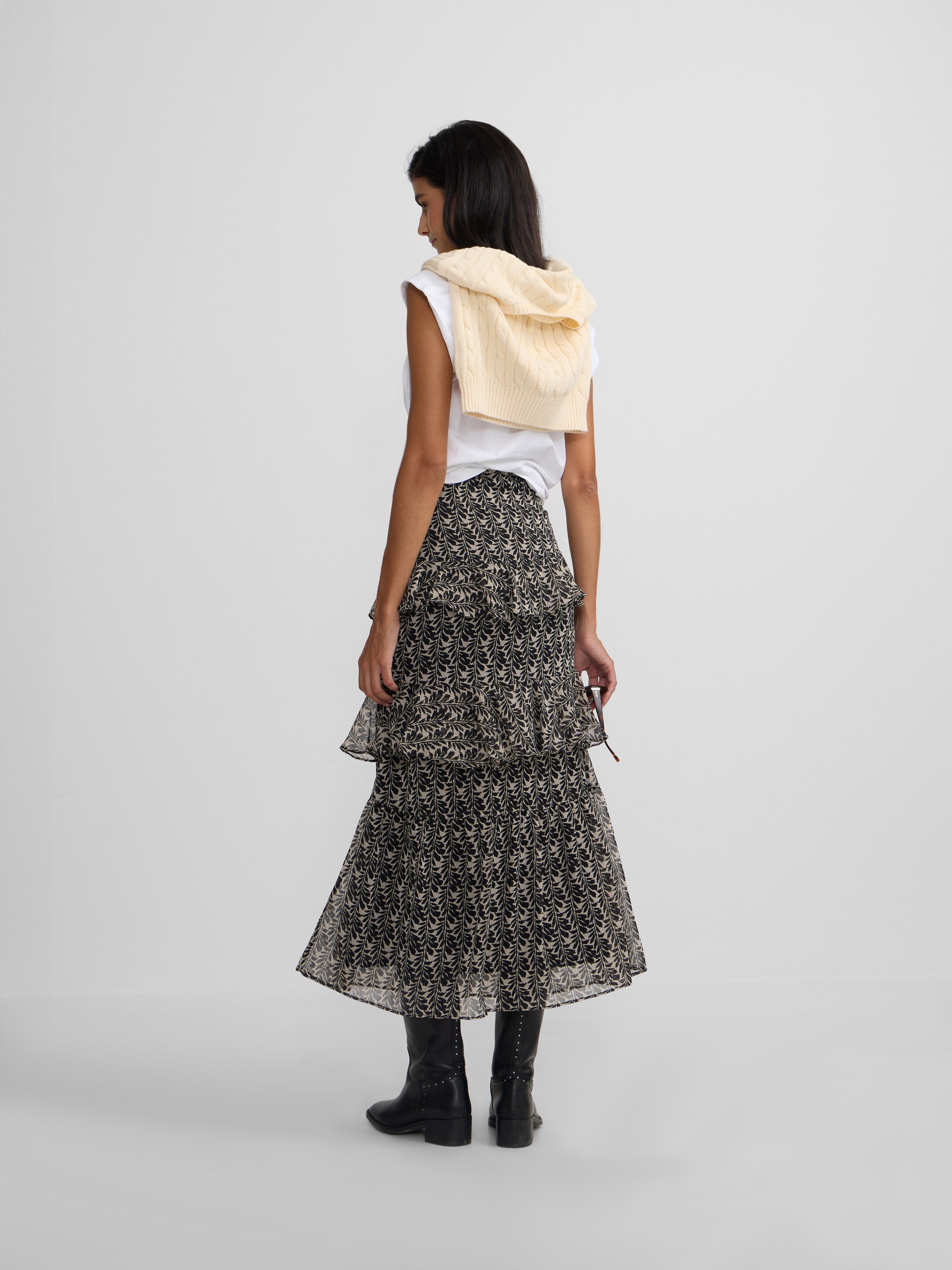 Saia comprida com folhos estampada preta