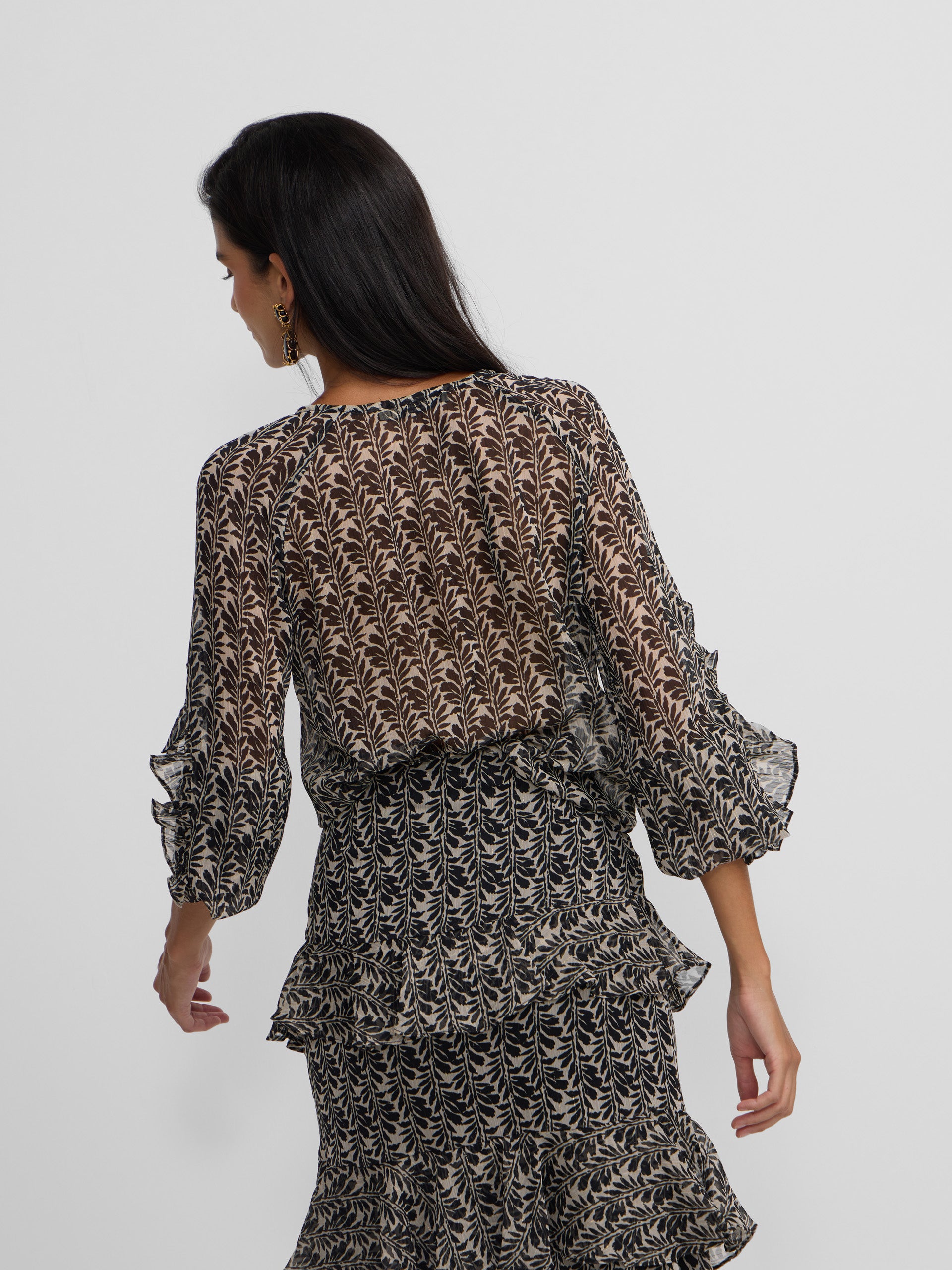 Blusa com folhos estampada em preto