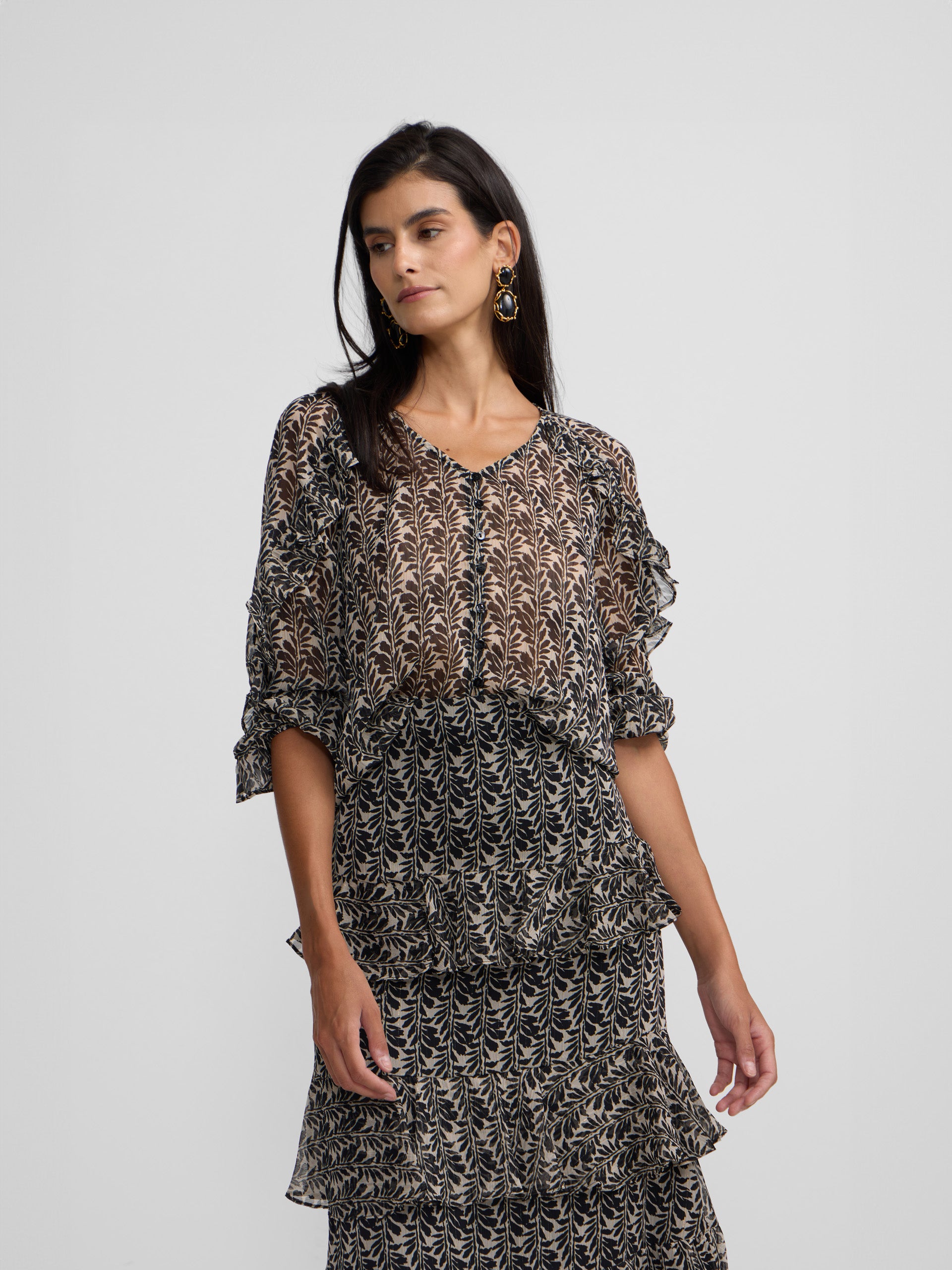 Blusa com folhos estampada em preto