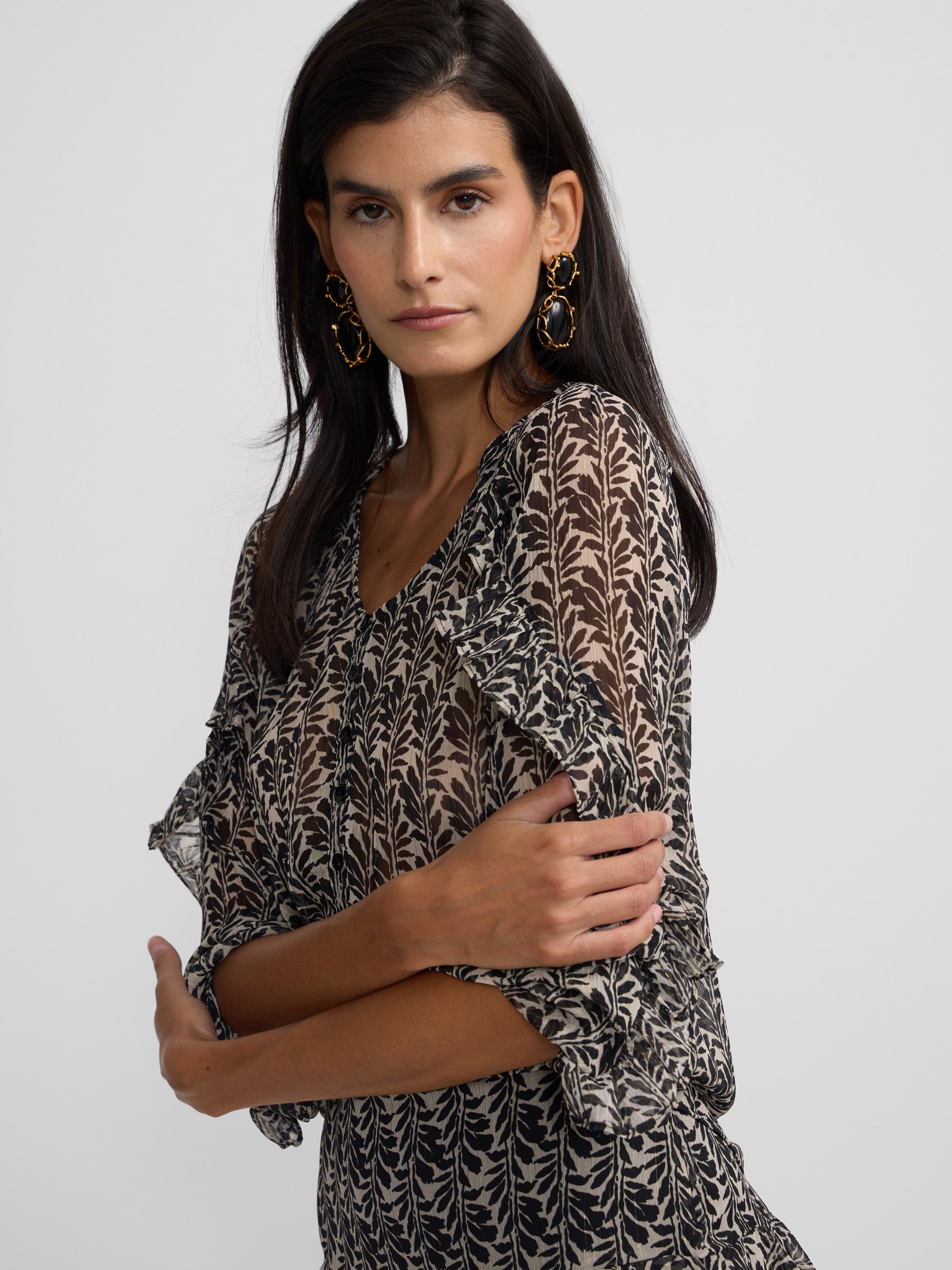Blusa com folhos estampada em preto