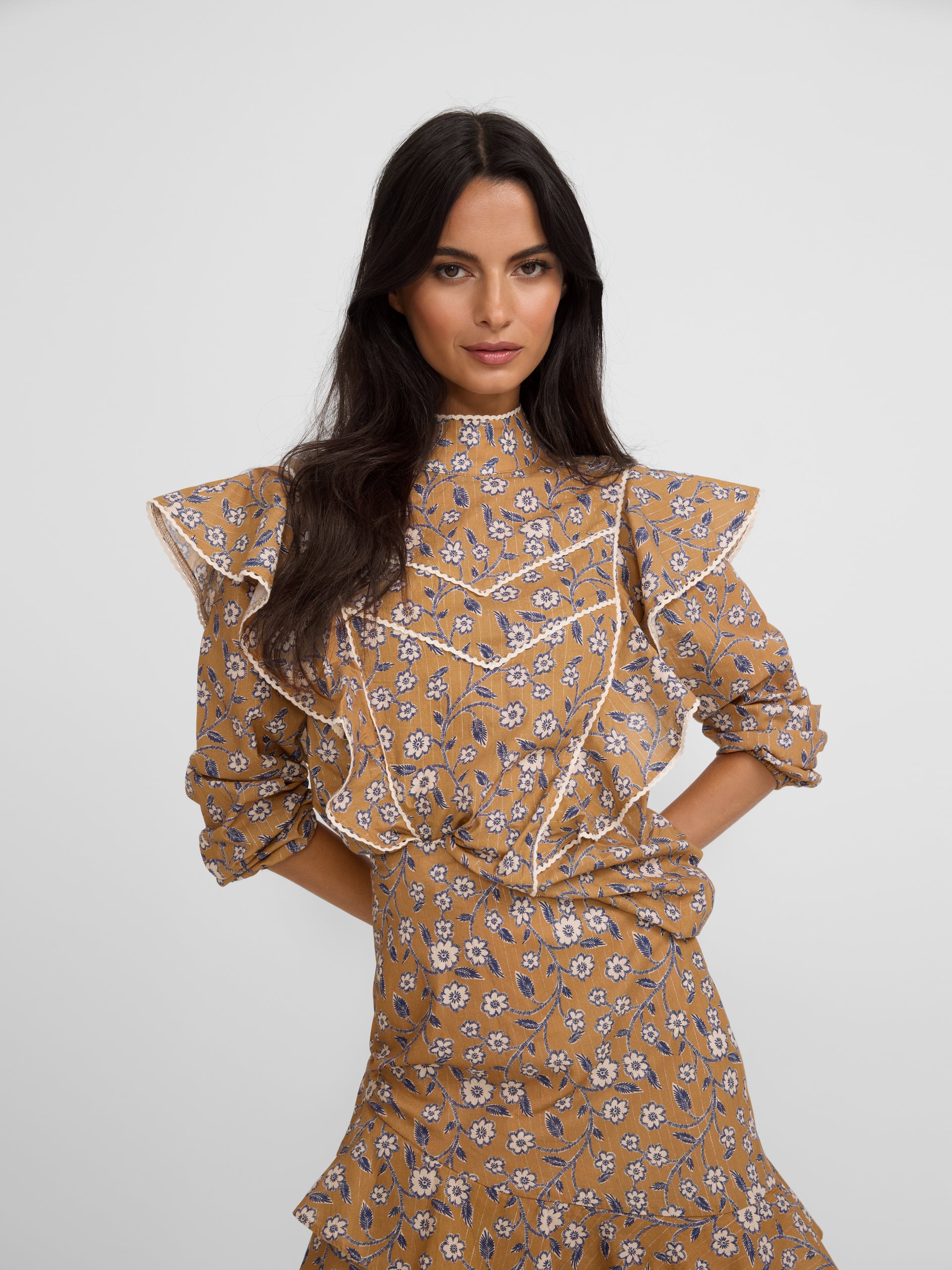 Blusa com folhos e estampado floral camel