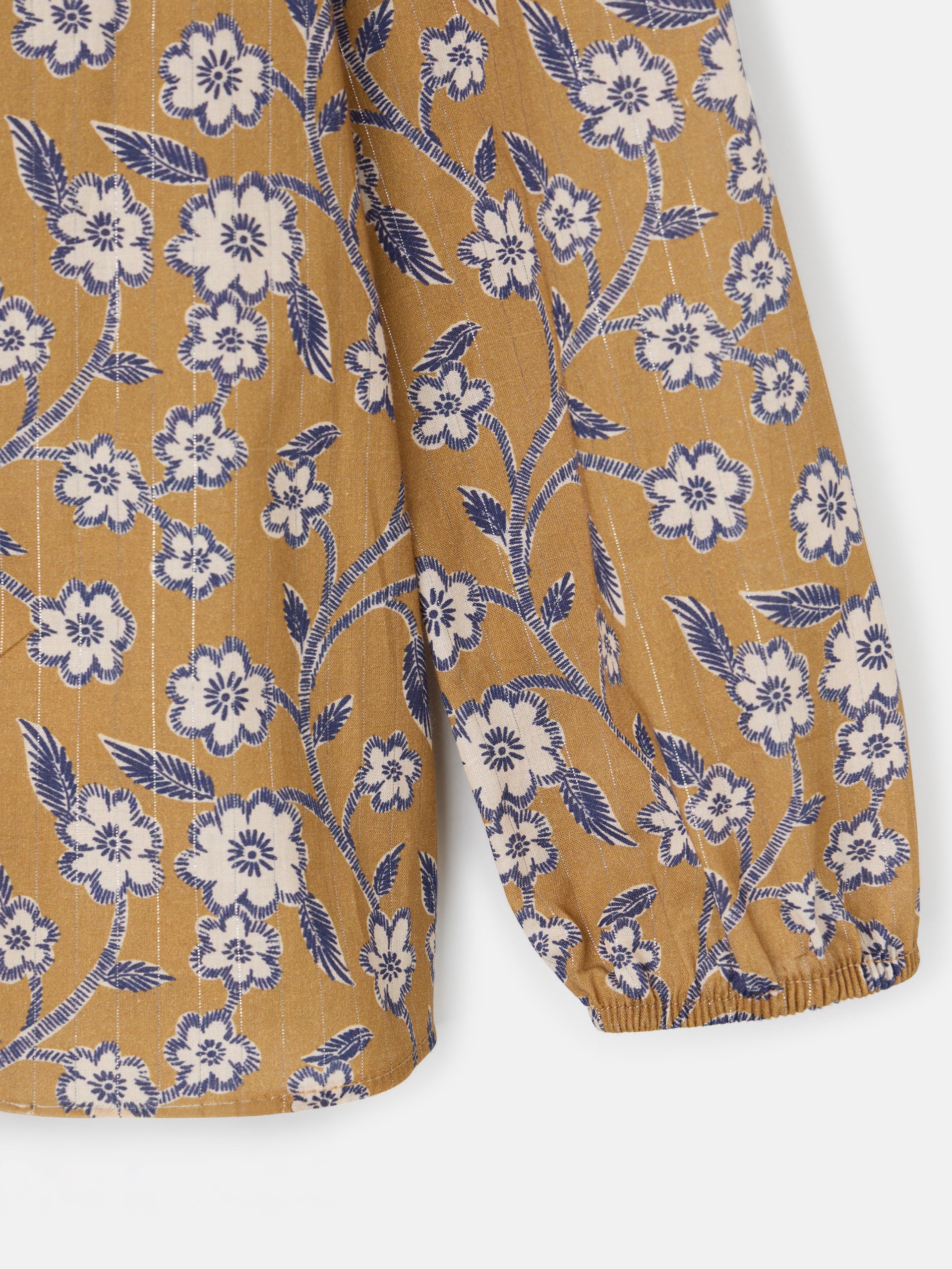 Blusa com folhos e estampado floral camel