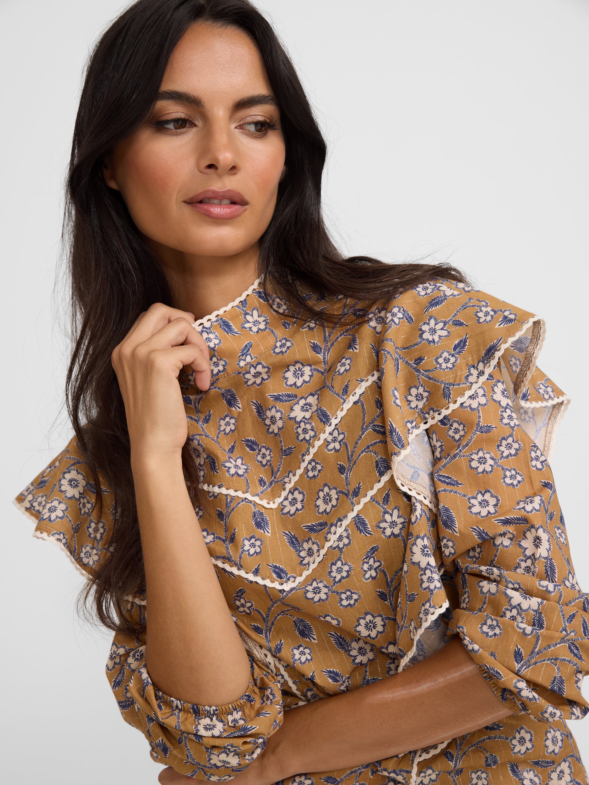 Blusa com folhos e estampado floral camel