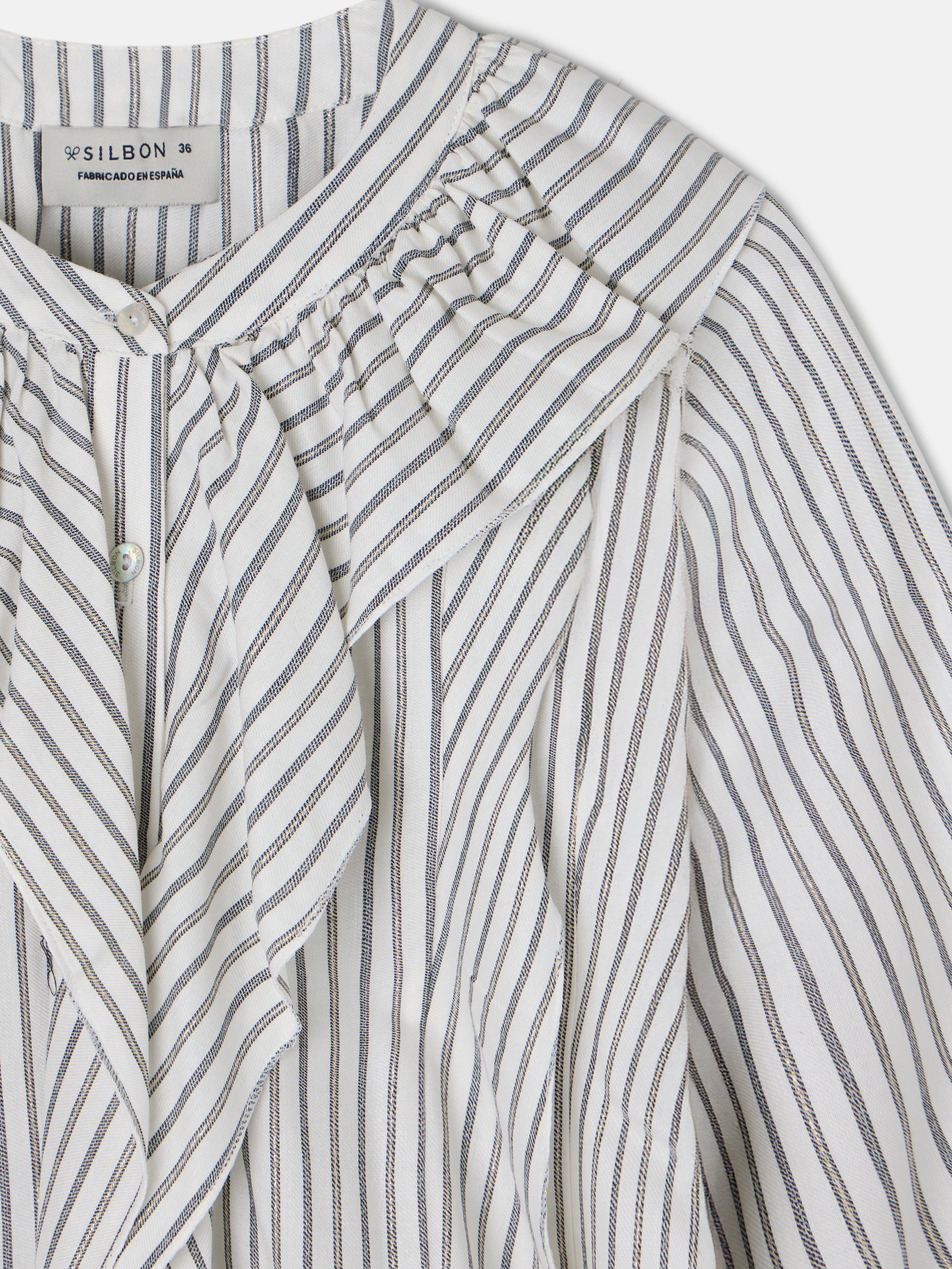 Blusa branca com folhos e riscas