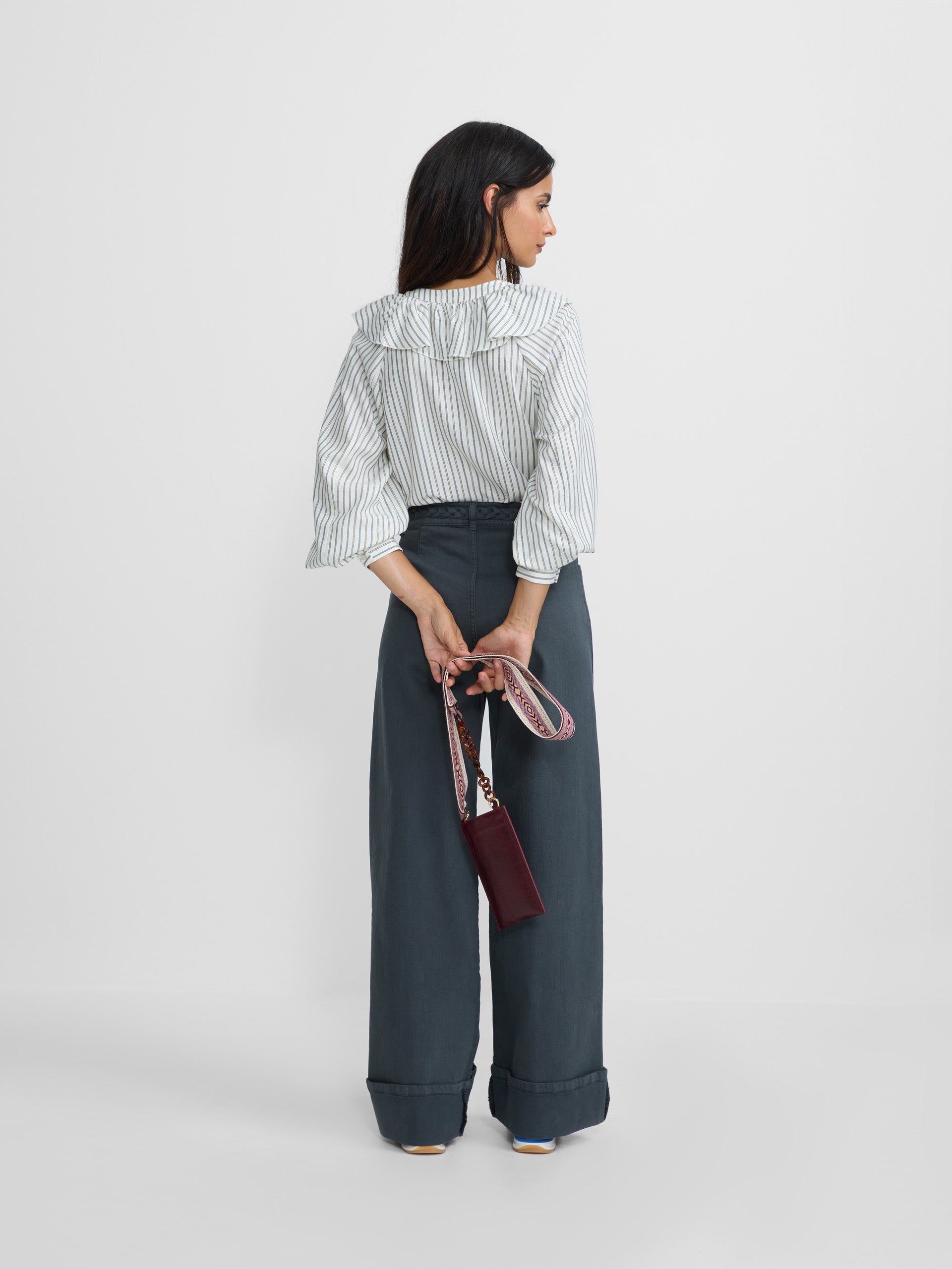 Blusa branca com folhos e riscas