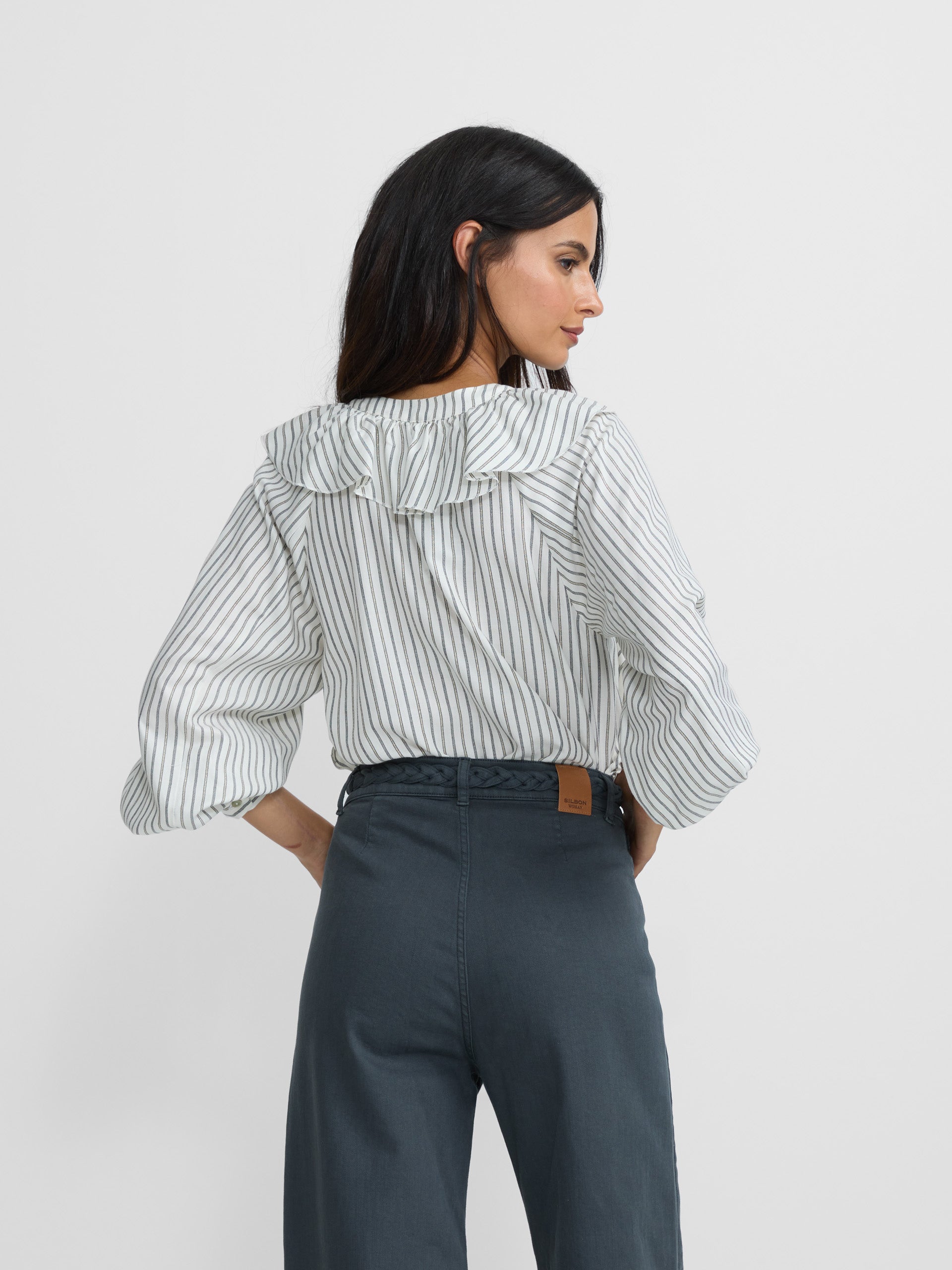 Blusa branca com folhos e riscas