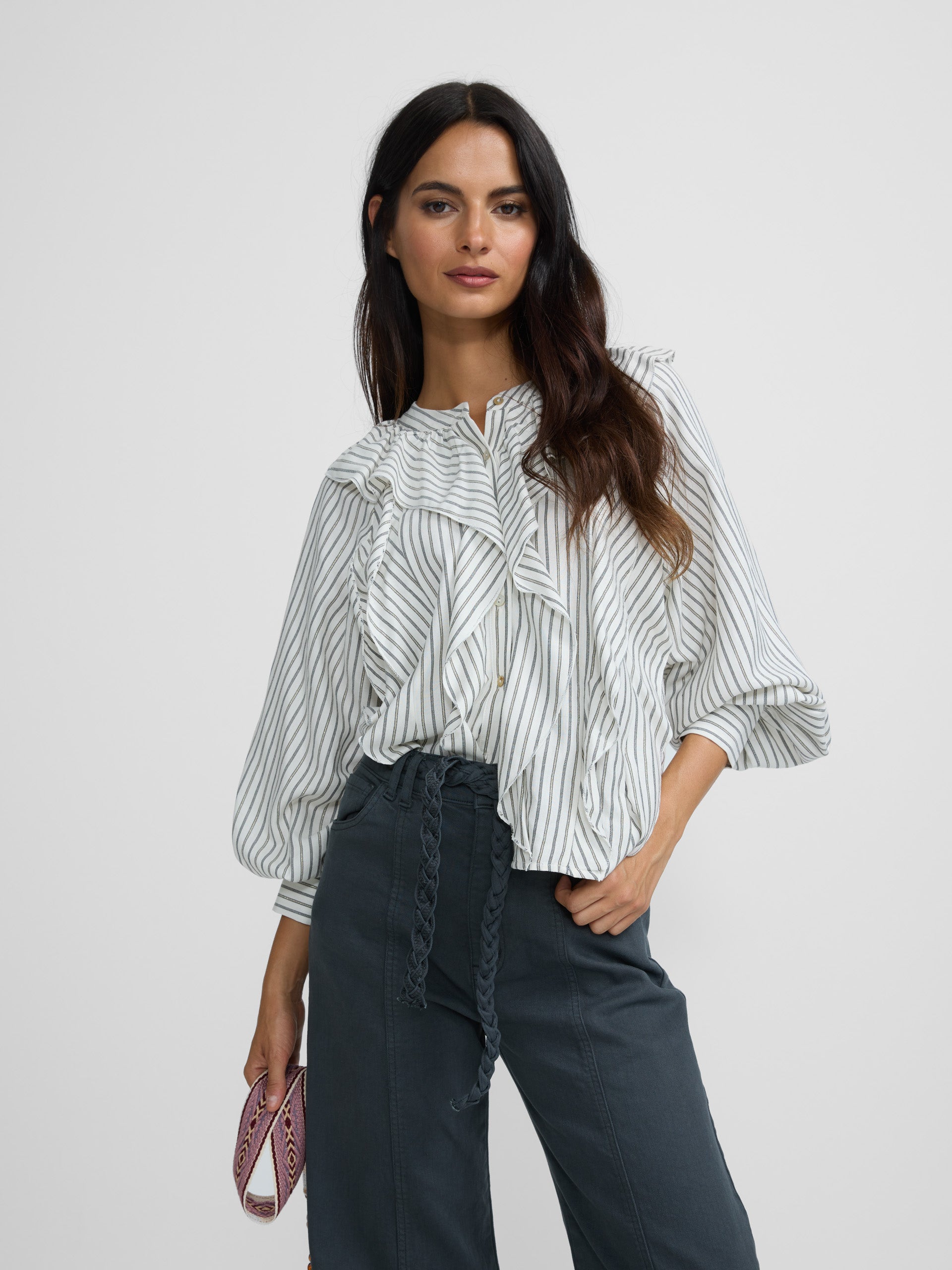 Blusa branca com folhos e riscas