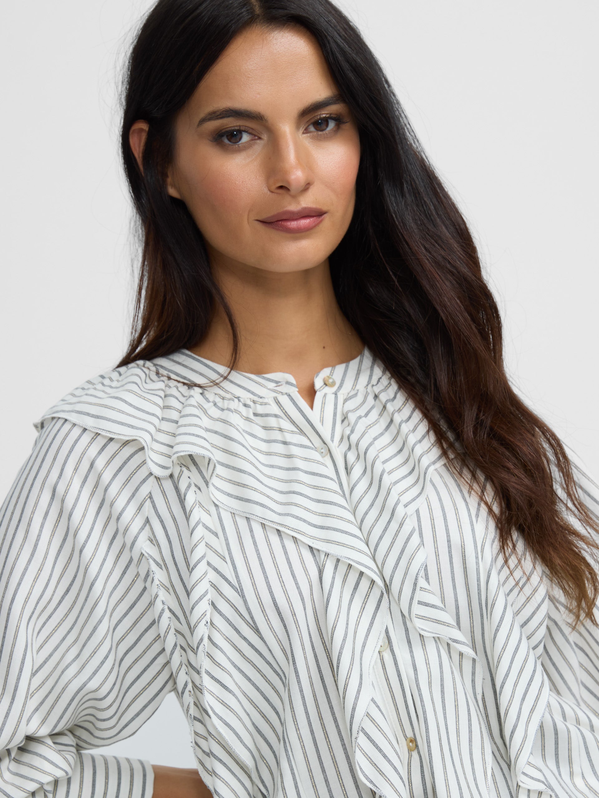 Blusa branca com folhos e riscas