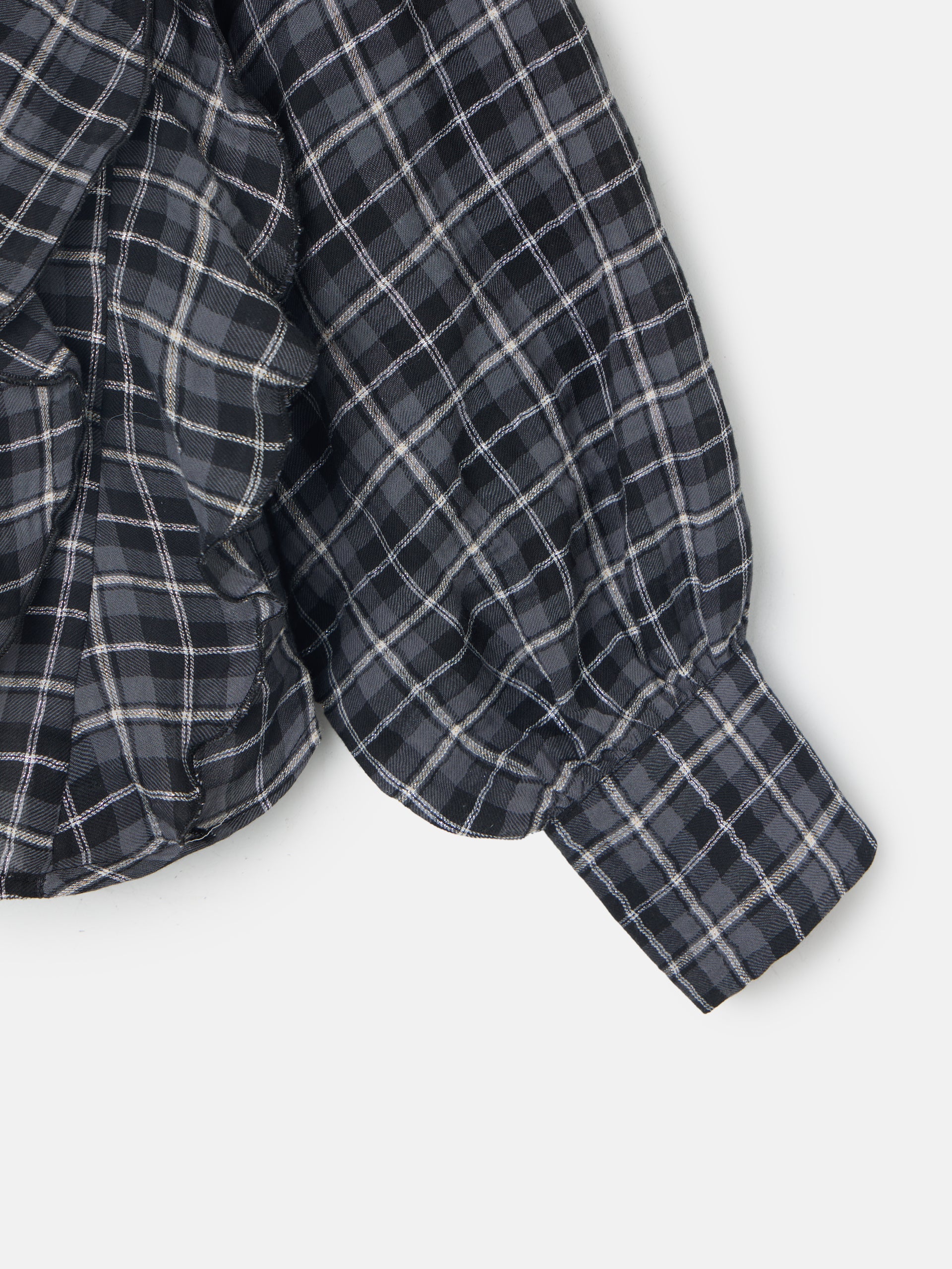 Blusa com folhos e padrão de quadrados pretos