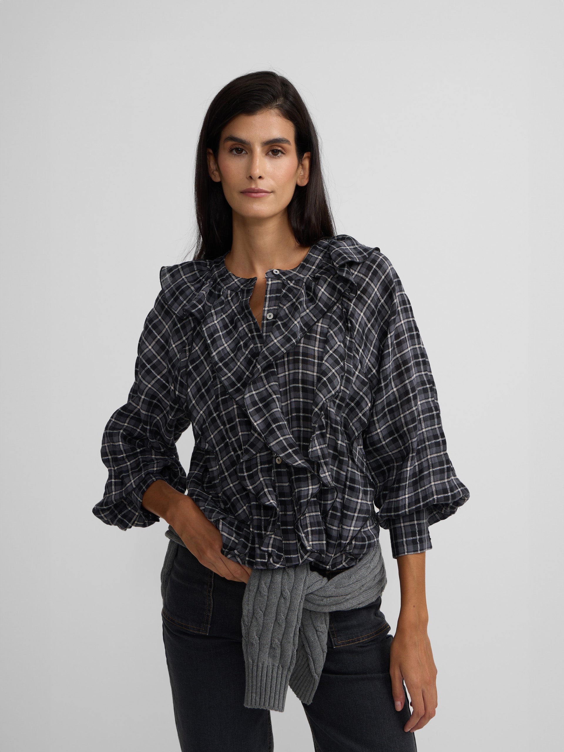 Blusa com folhos e padrão de quadrados pretos