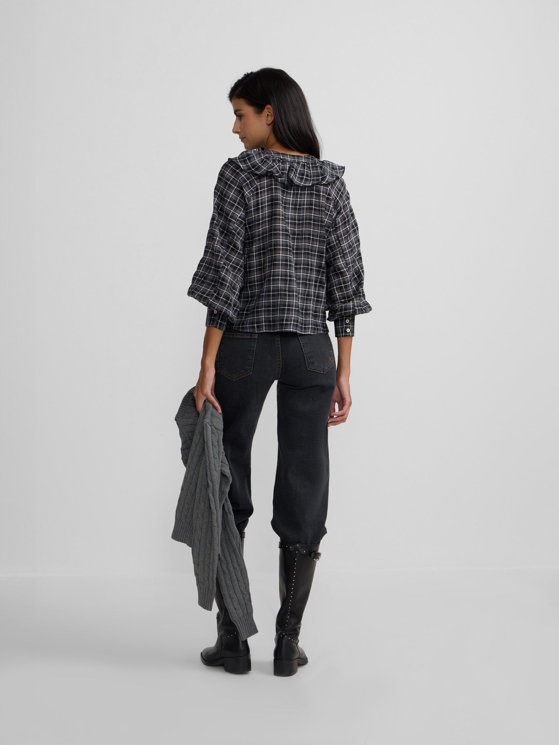 Blusa com folhos e padrão de quadrados pretos