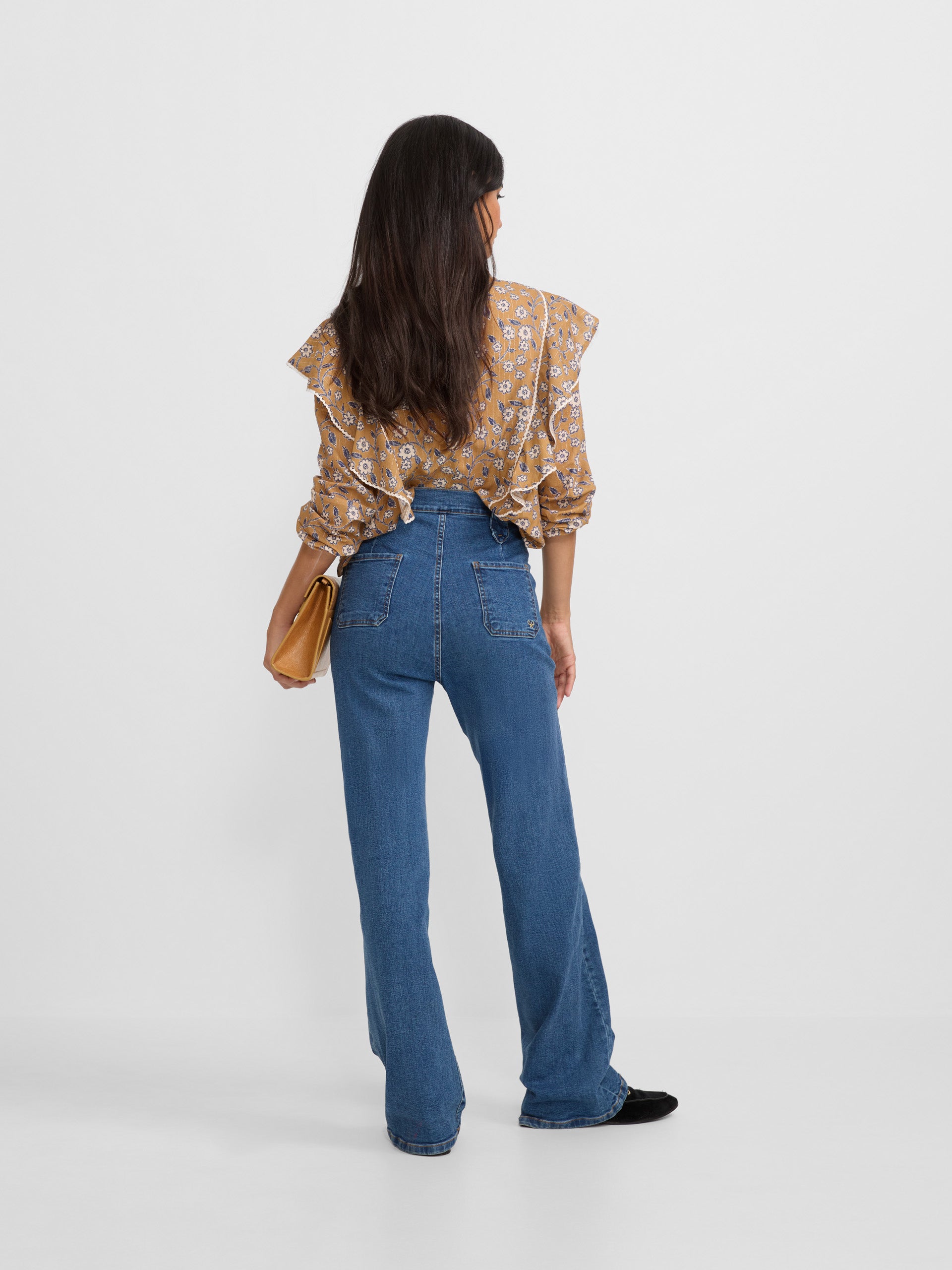 Pantalon en jean à jambe droite avec détail boucle