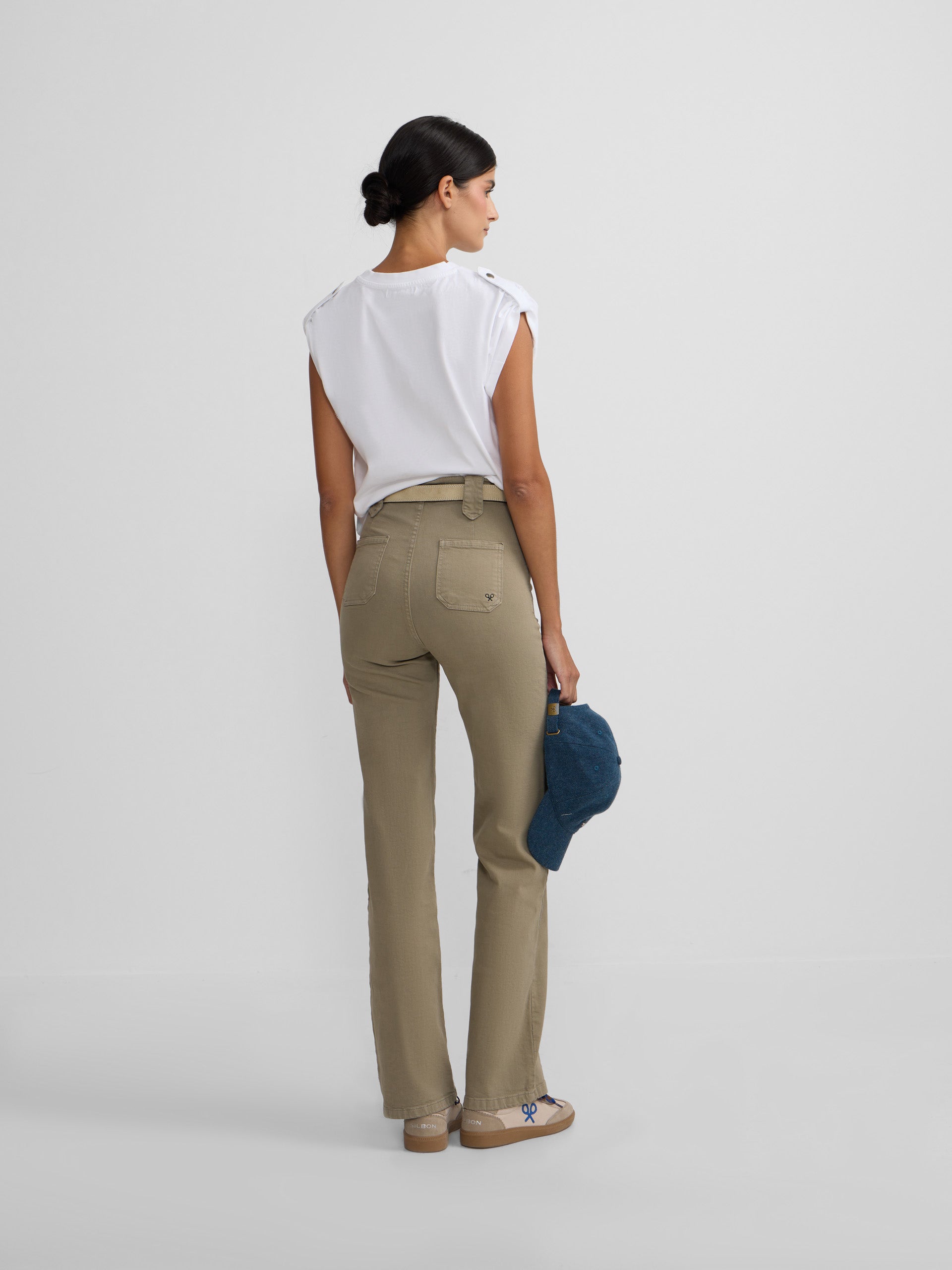 Pantalon recto detalle hebillas beige oscuro