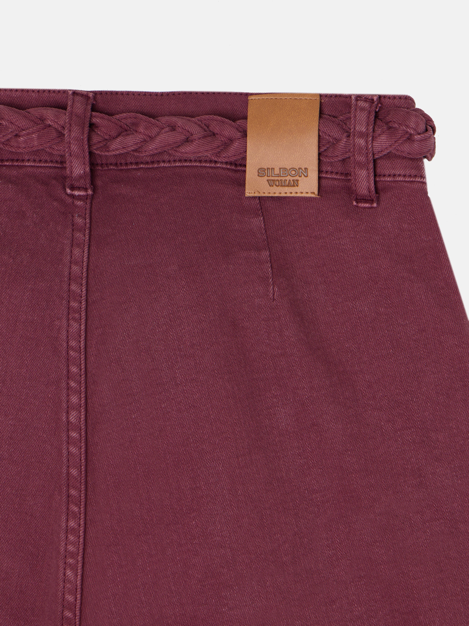 Calças de ganga com cinto entrançado bordeaux
