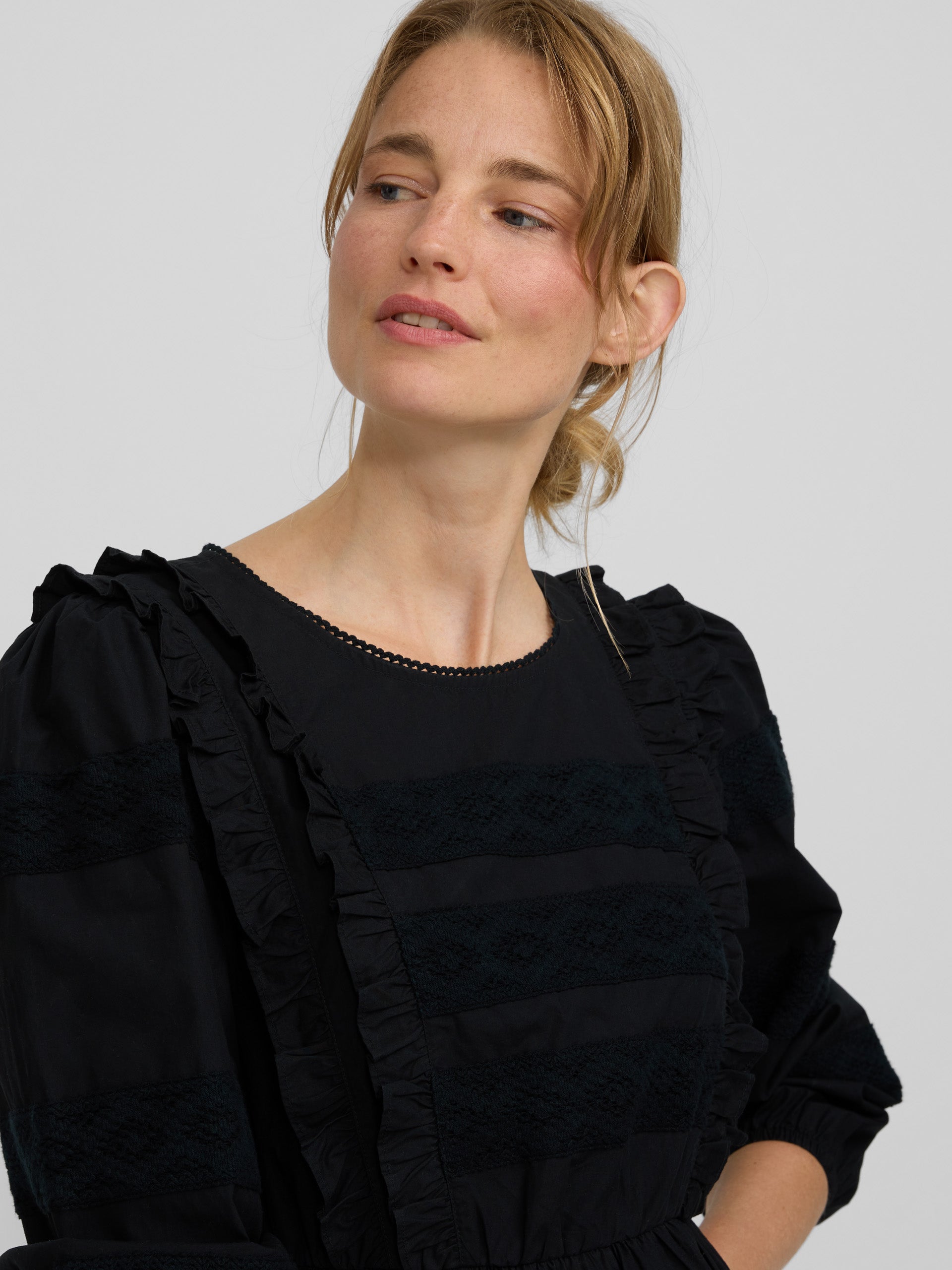 mini-robe noire brodée