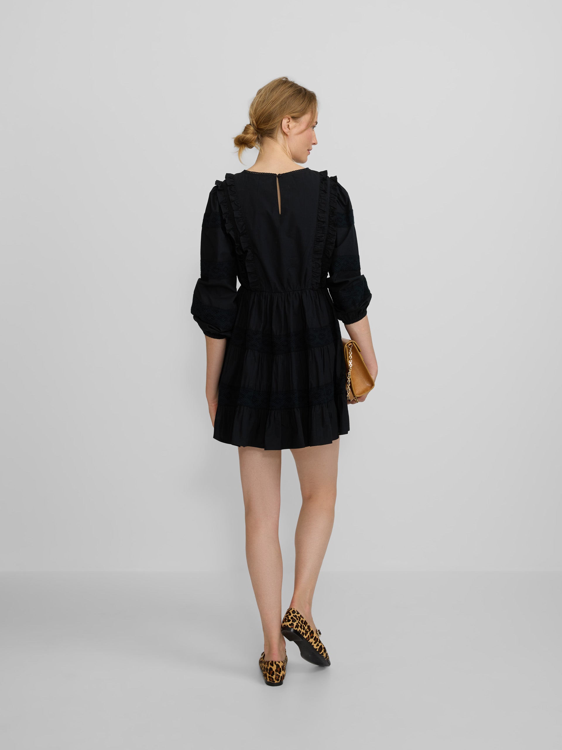 mini-robe noire brodée