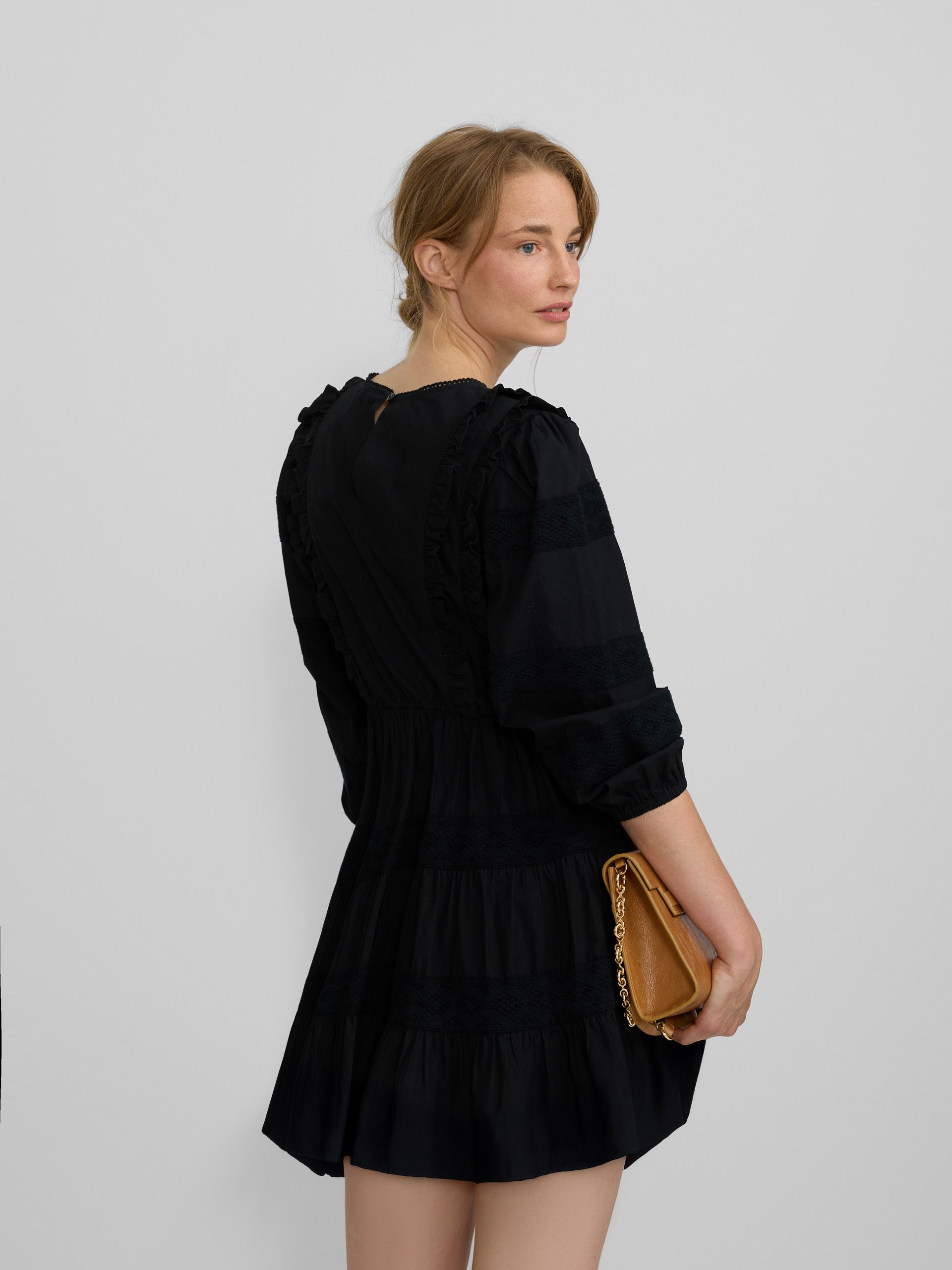 mini-robe noire brodée