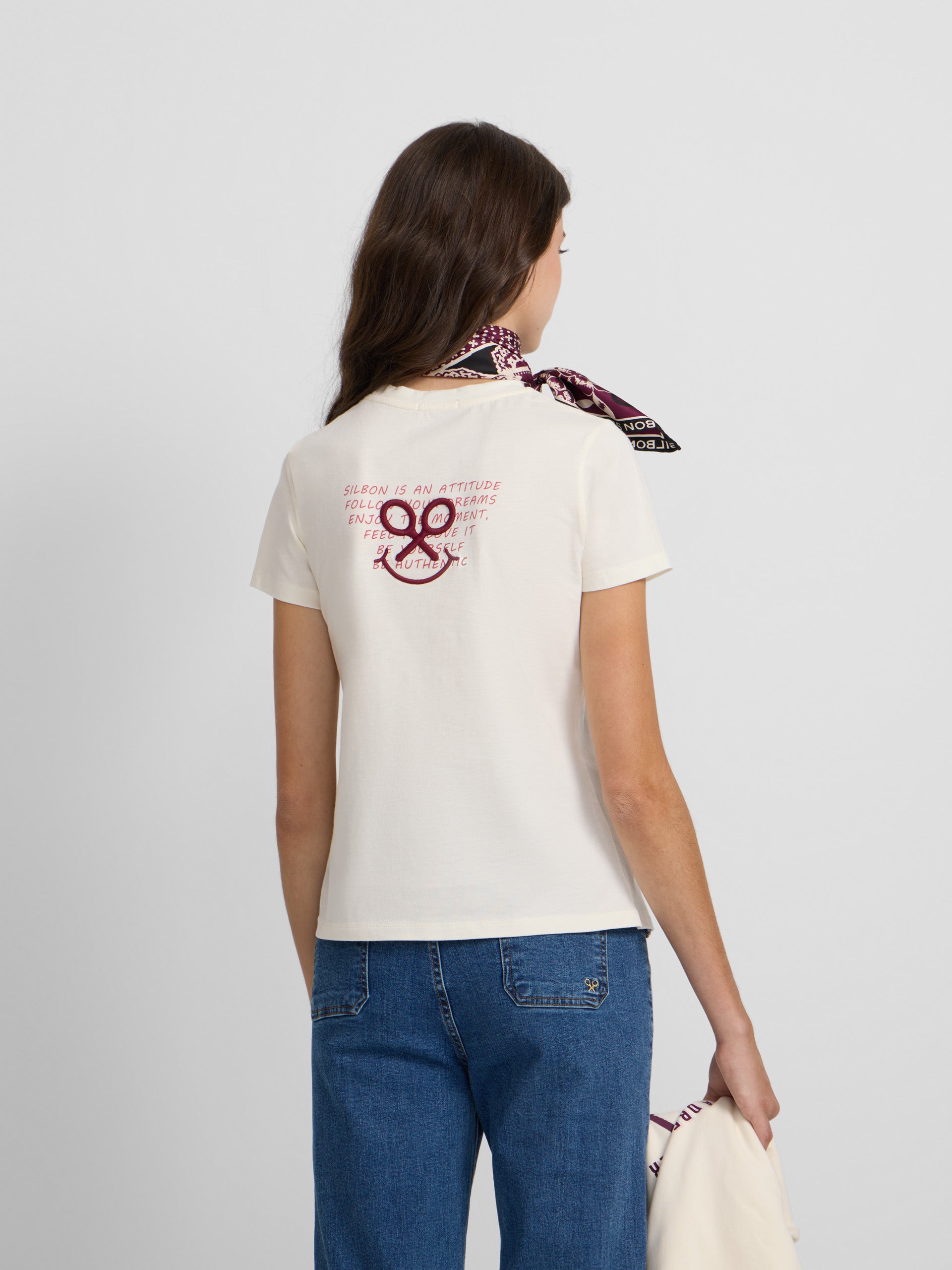 T-shirt mulher letras smile branca