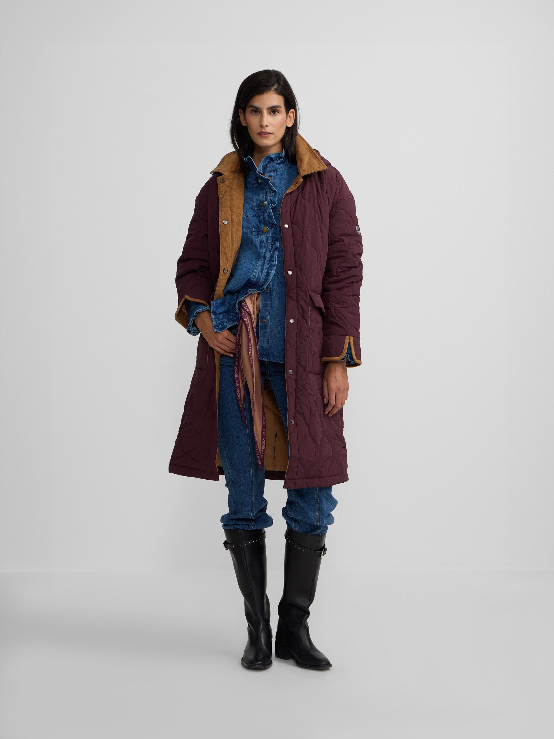 Parka larga acolchada detalles pana burdeos