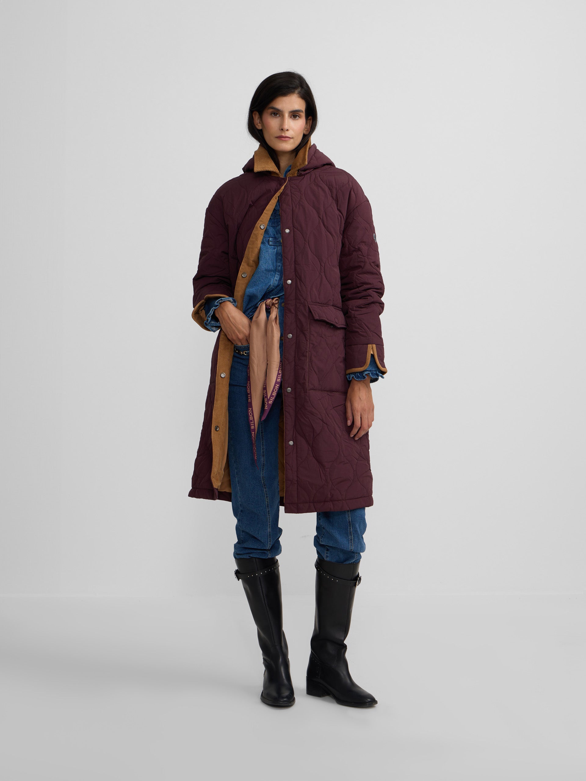 Parka larga acolchada detalles pana burdeos