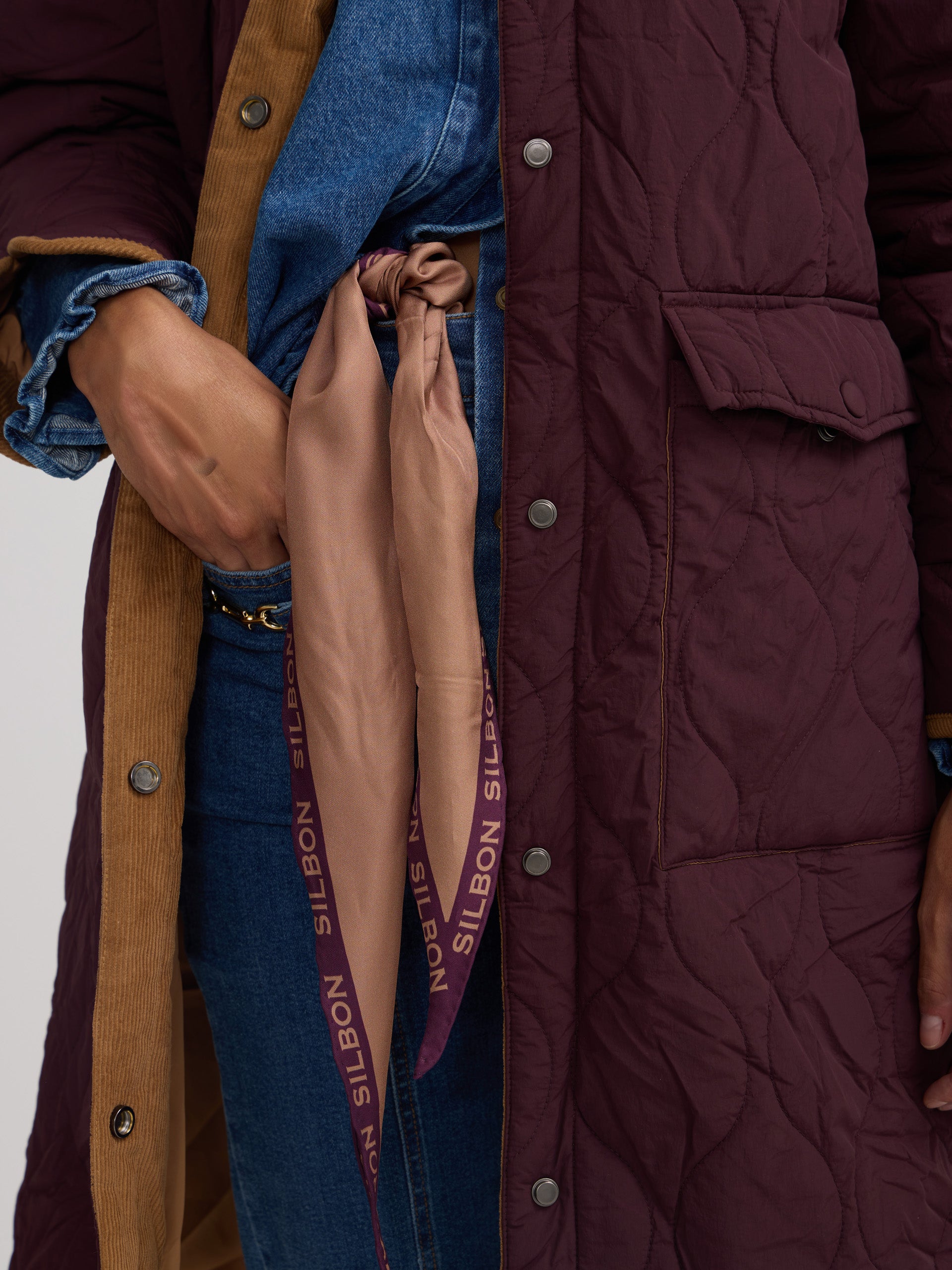 Parka larga acolchada detalles pana burdeos