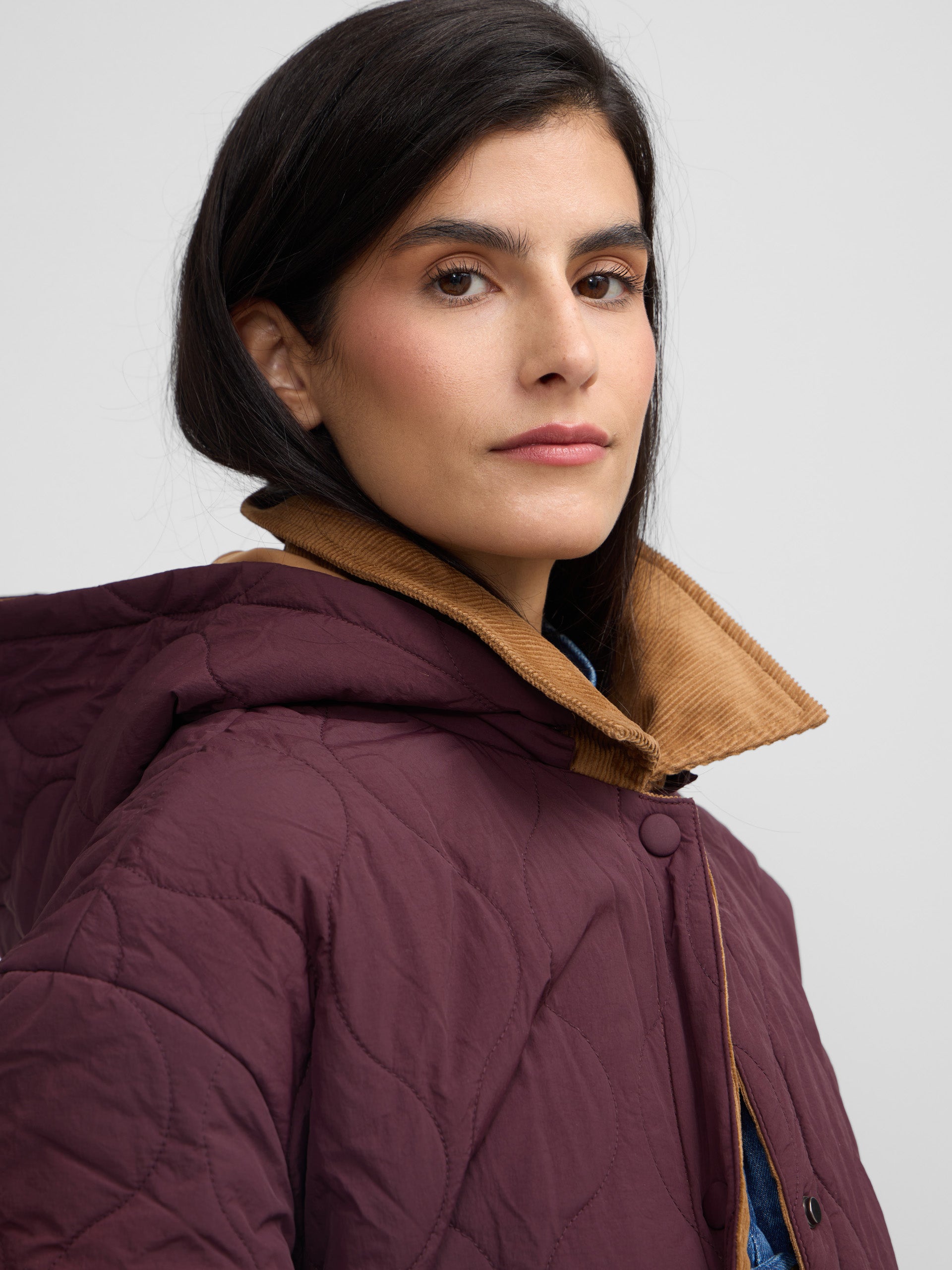 Parka larga acolchada detalles pana burdeos