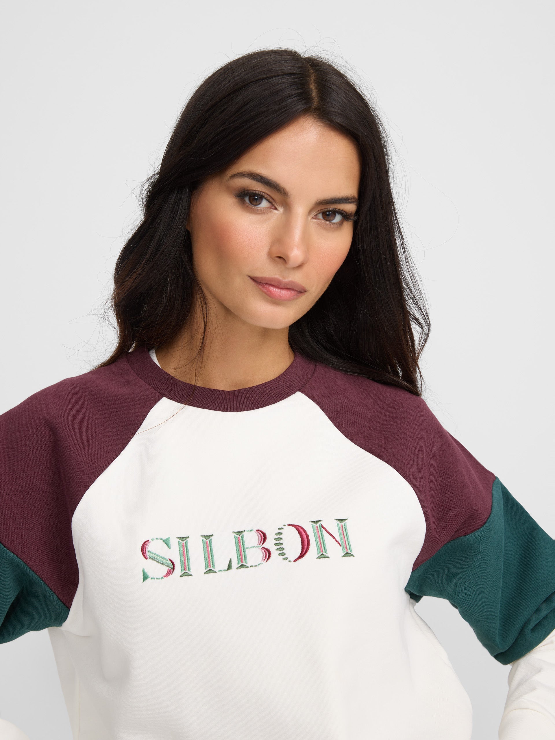 Sweatshirt mulher letras coloridas bordô