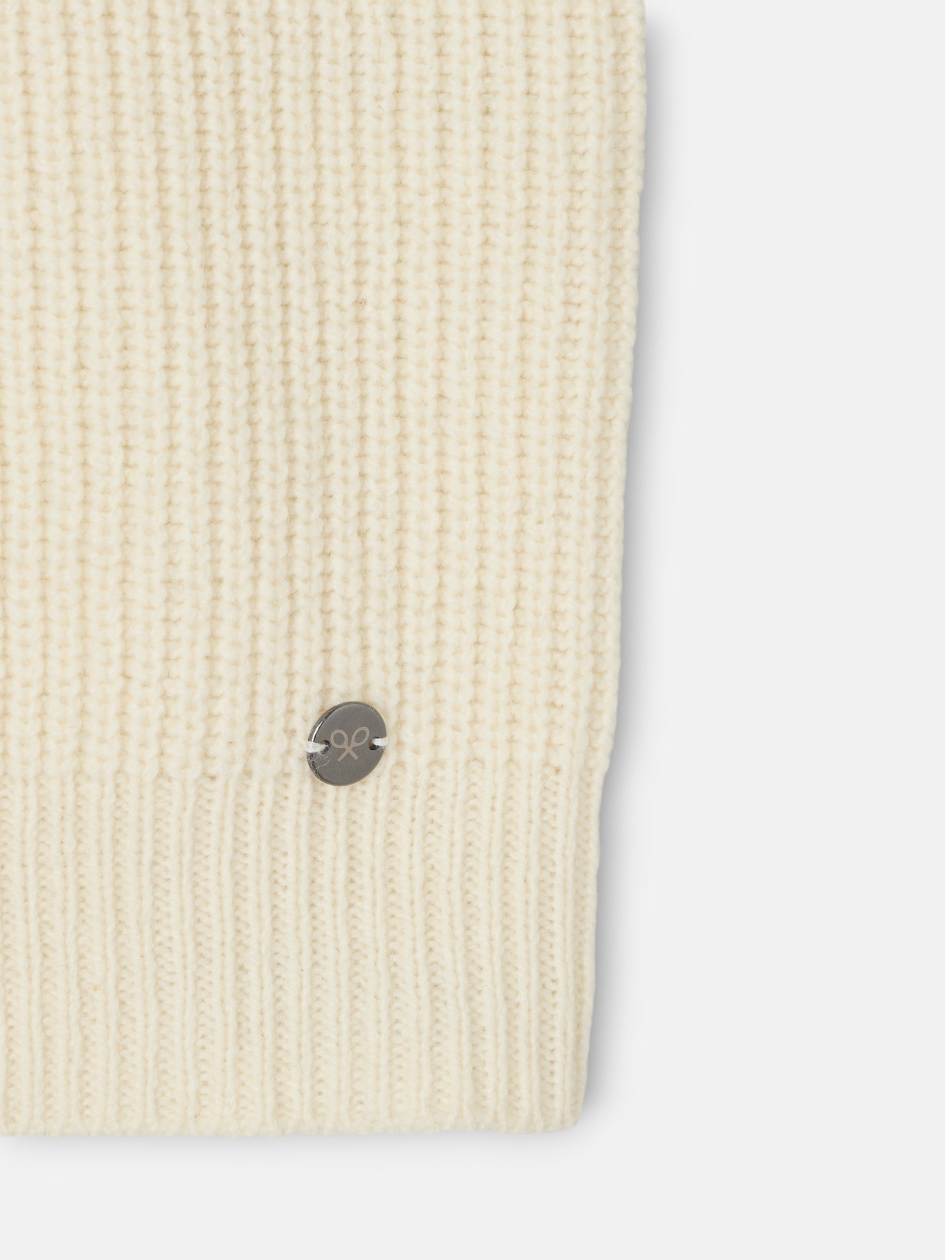 Camisola crua com flores bordadas