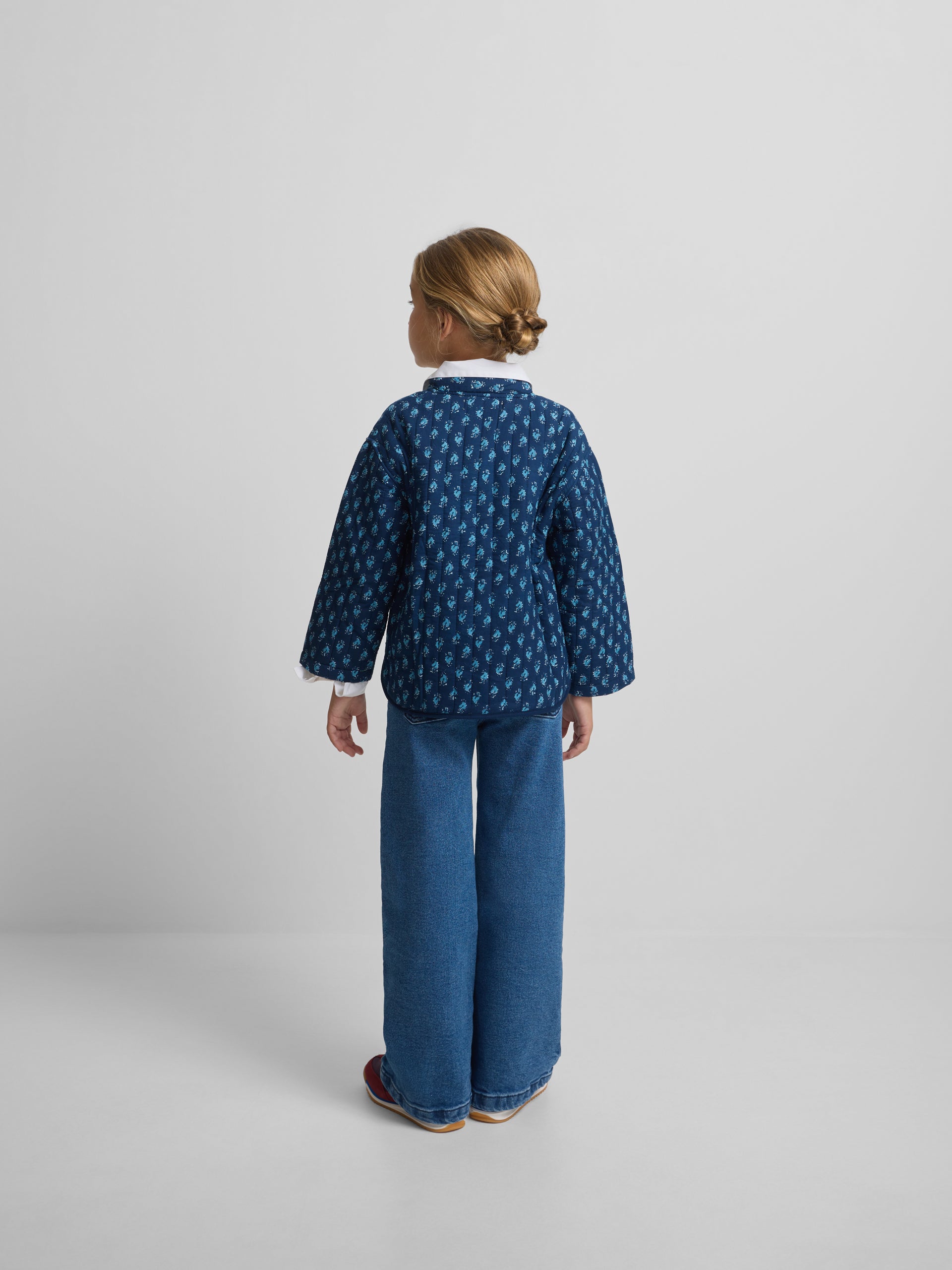 Casaco acolchoado para menina com laços estampados em azul