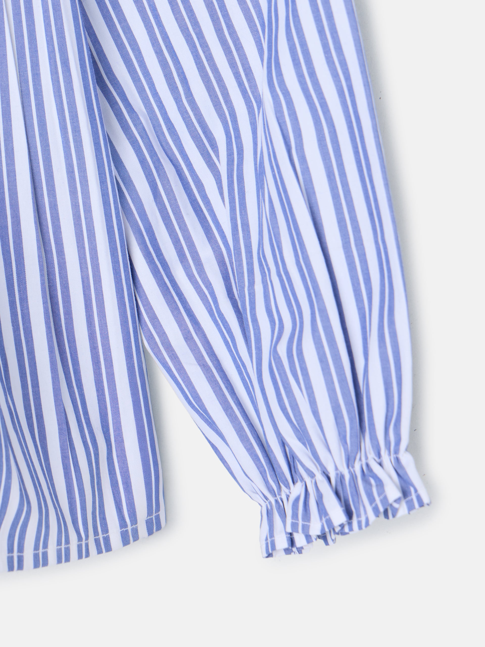 Camisa de menina com franzidos, riscas azul e branco