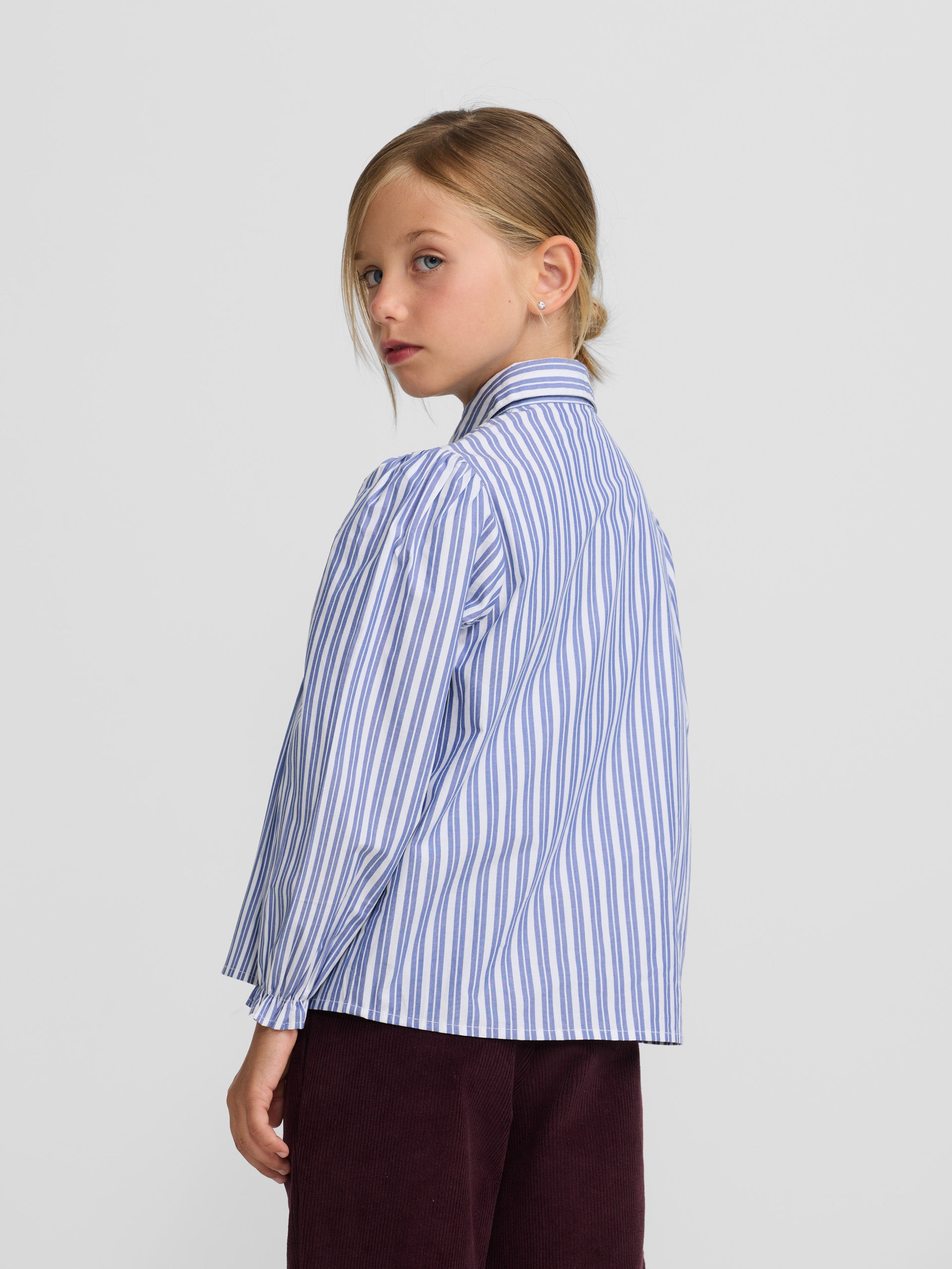 Camisa de menina com franzidos, riscas azul e branco