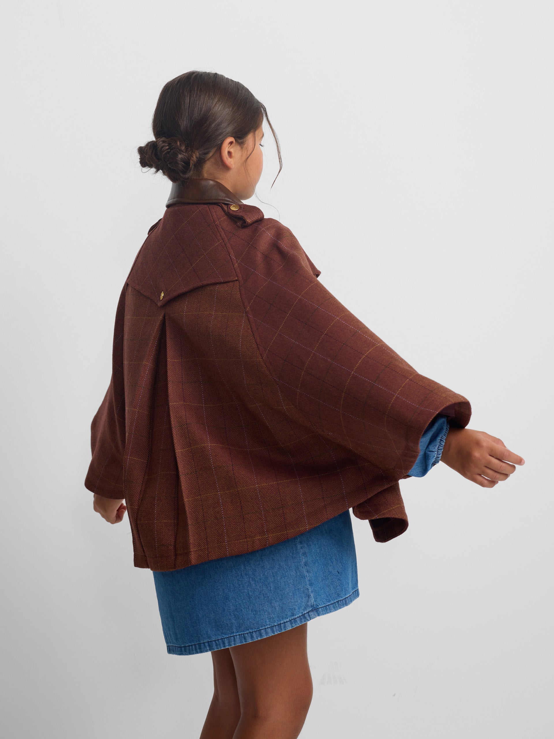 Cape fille avec détails en cuir à carreaux marron